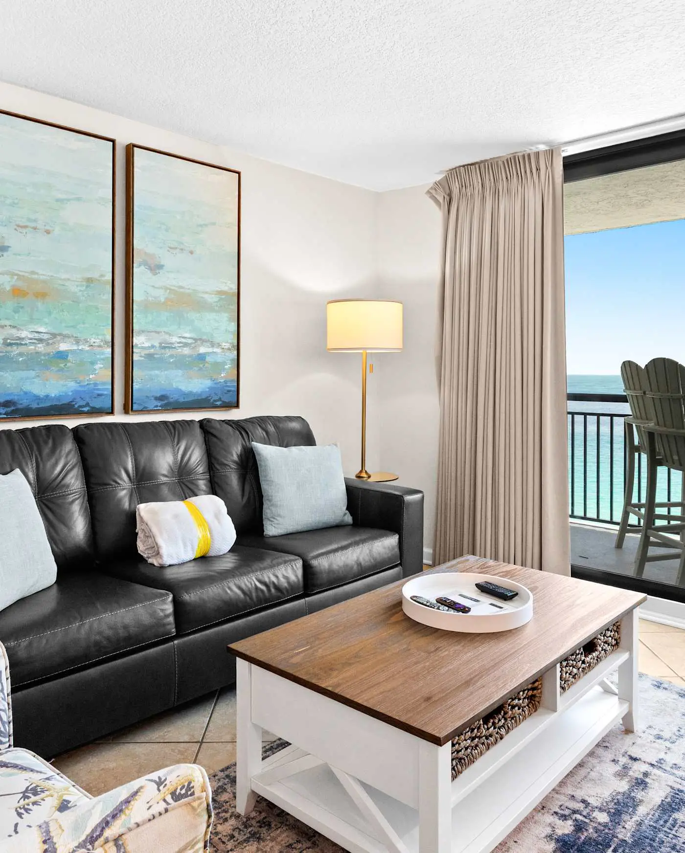 Spacious 18th floor condo w/amazing views/shared pool & hot tub/central AC