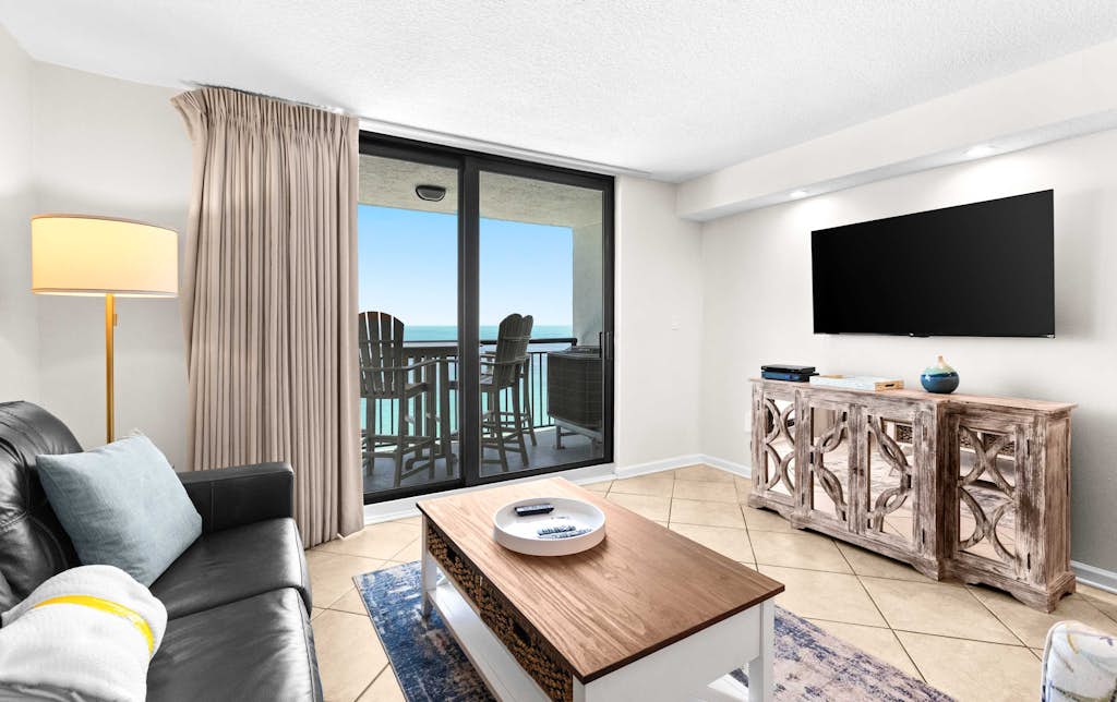 Spacious 18th floor condo w/amazing views/shared pool & hot tub/central AC