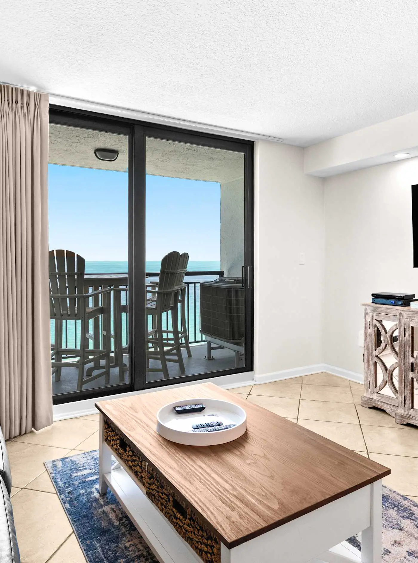 Spacious 18th floor condo w/amazing views/shared pool & hot tub/central AC