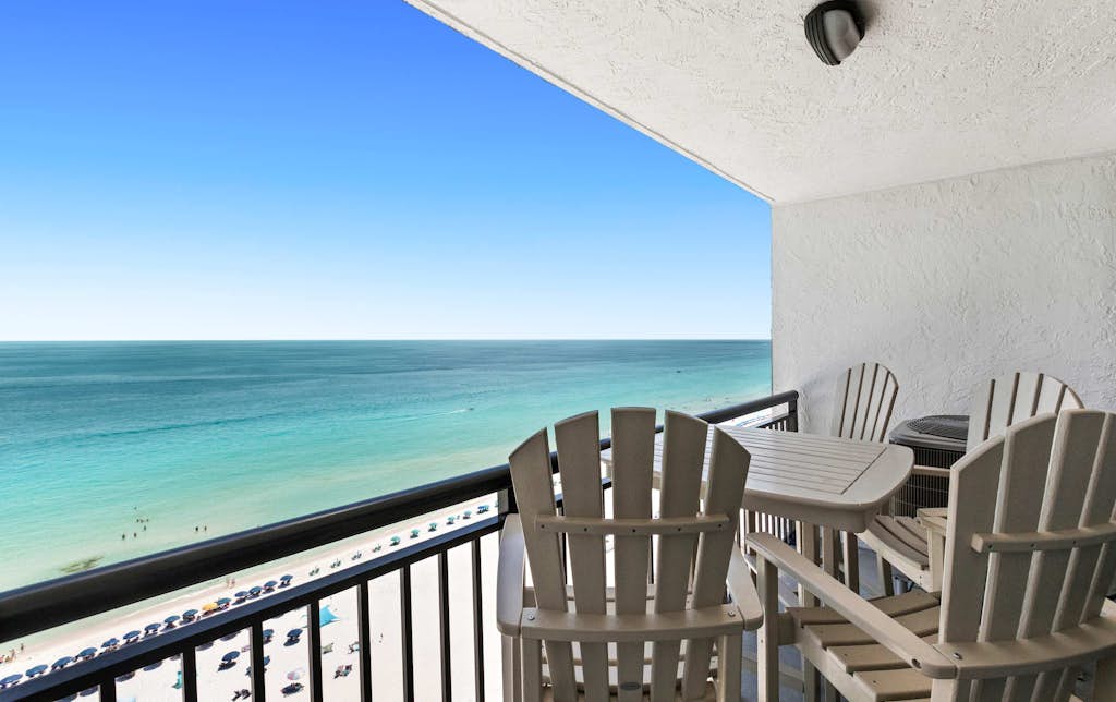 Spacious 18th floor condo w/amazing views/shared pool & hot tub/central AC