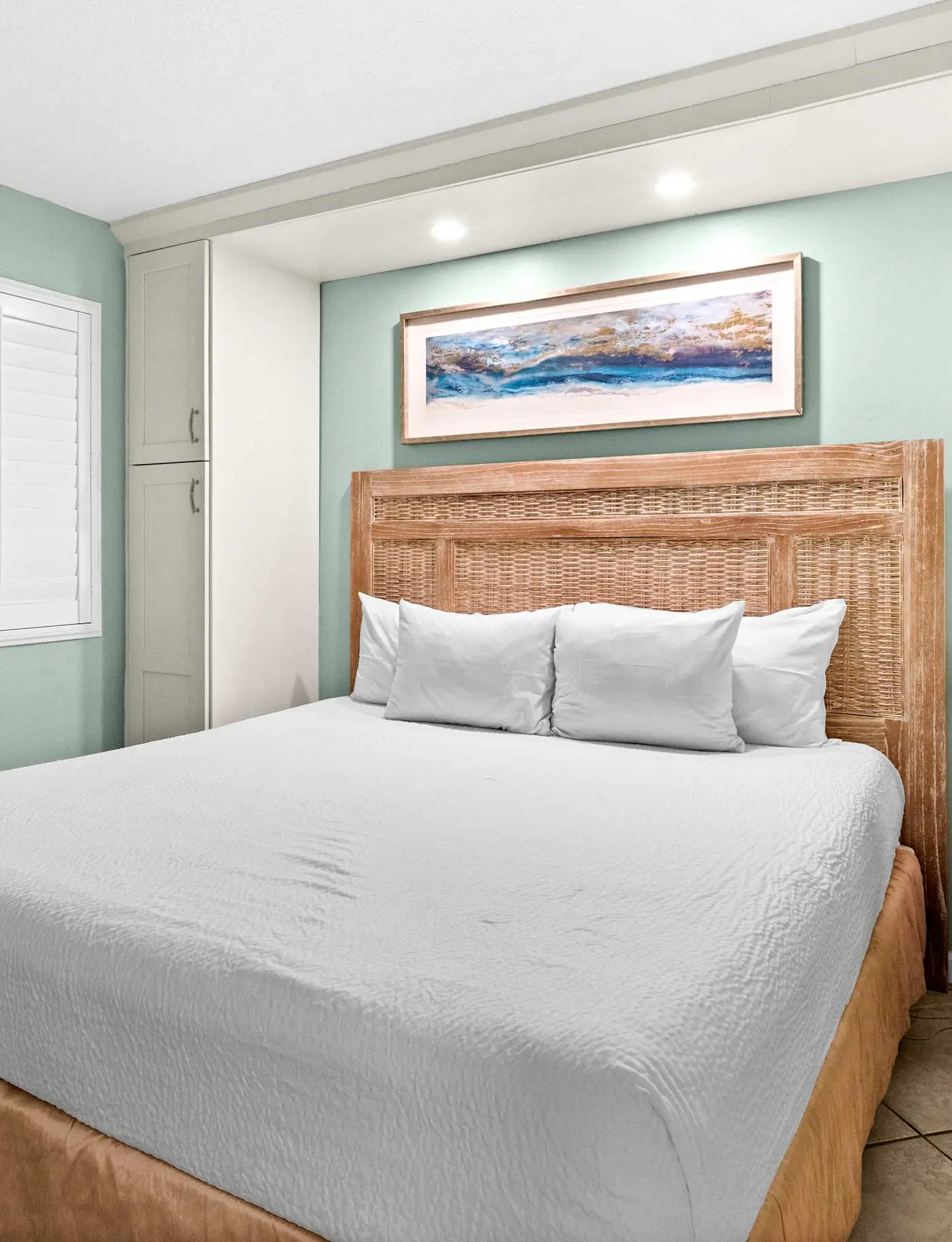 Spacious 18th floor condo w/amazing views/shared pool & hot tub/central AC