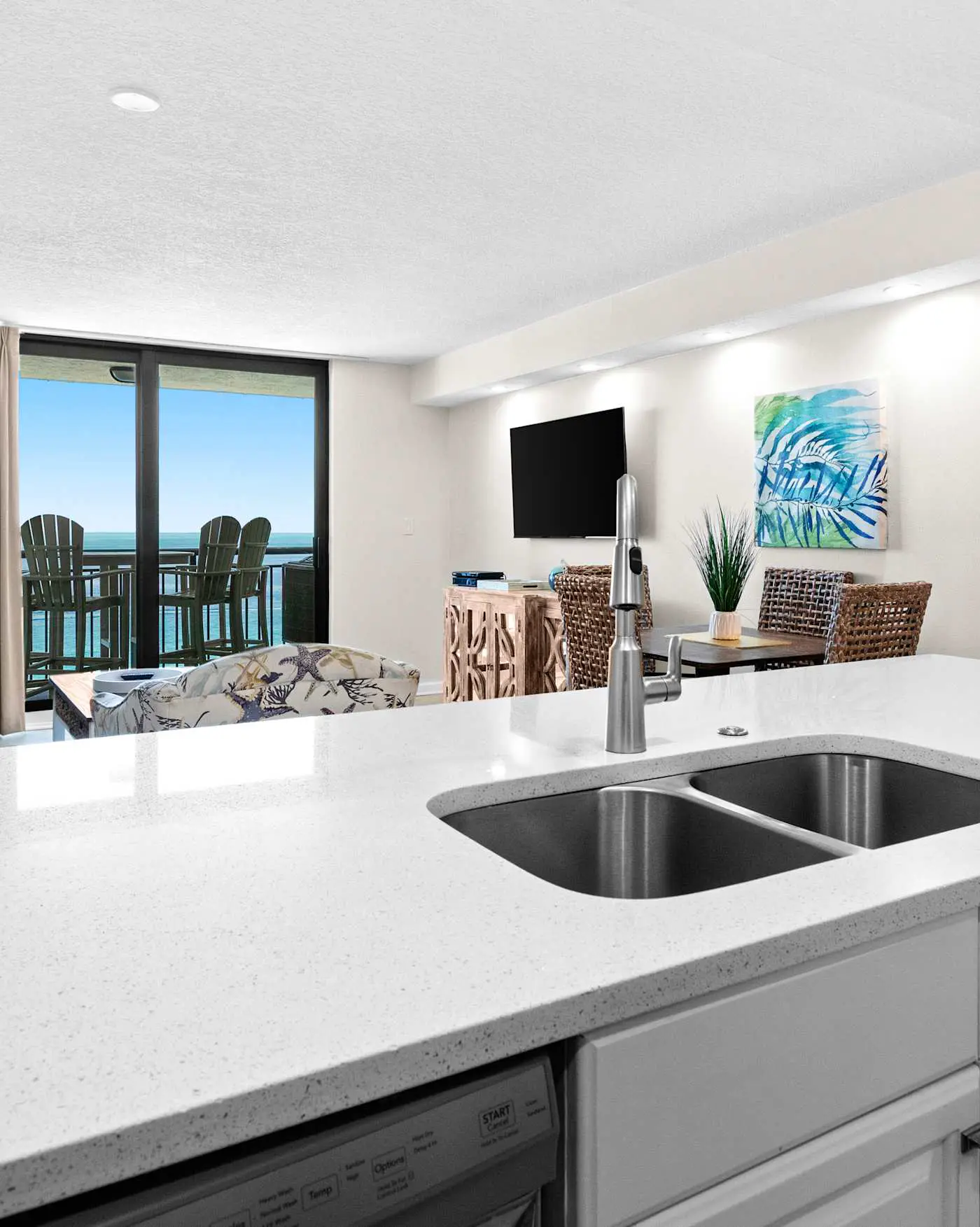 Spacious 18th floor condo w/amazing views/shared pool & hot tub/central AC