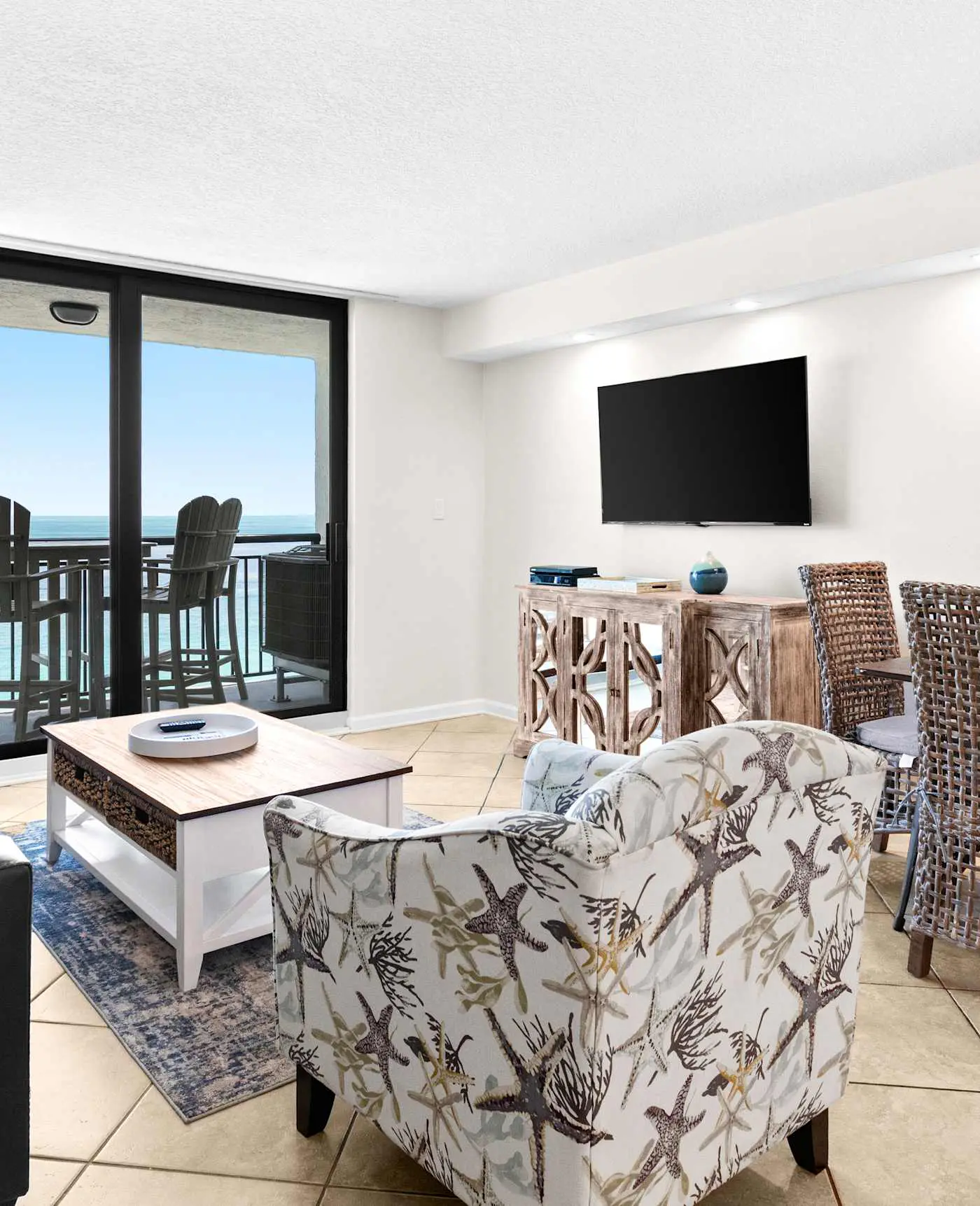 Spacious 18th floor condo w/amazing views/shared pool & hot tub/central AC