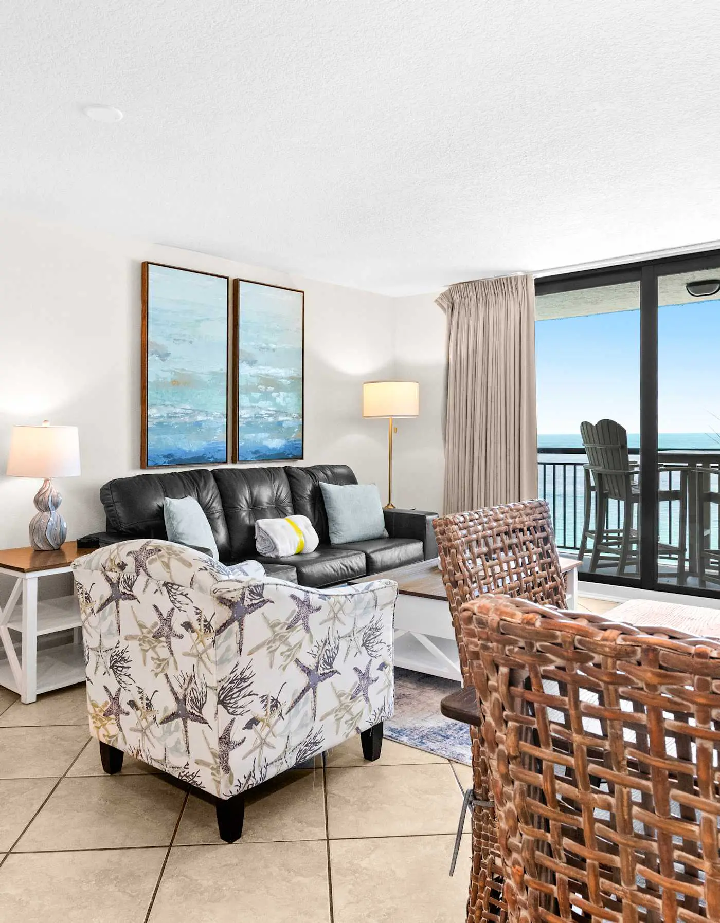 Spacious 18th floor condo w/amazing views/shared pool & hot tub/central AC