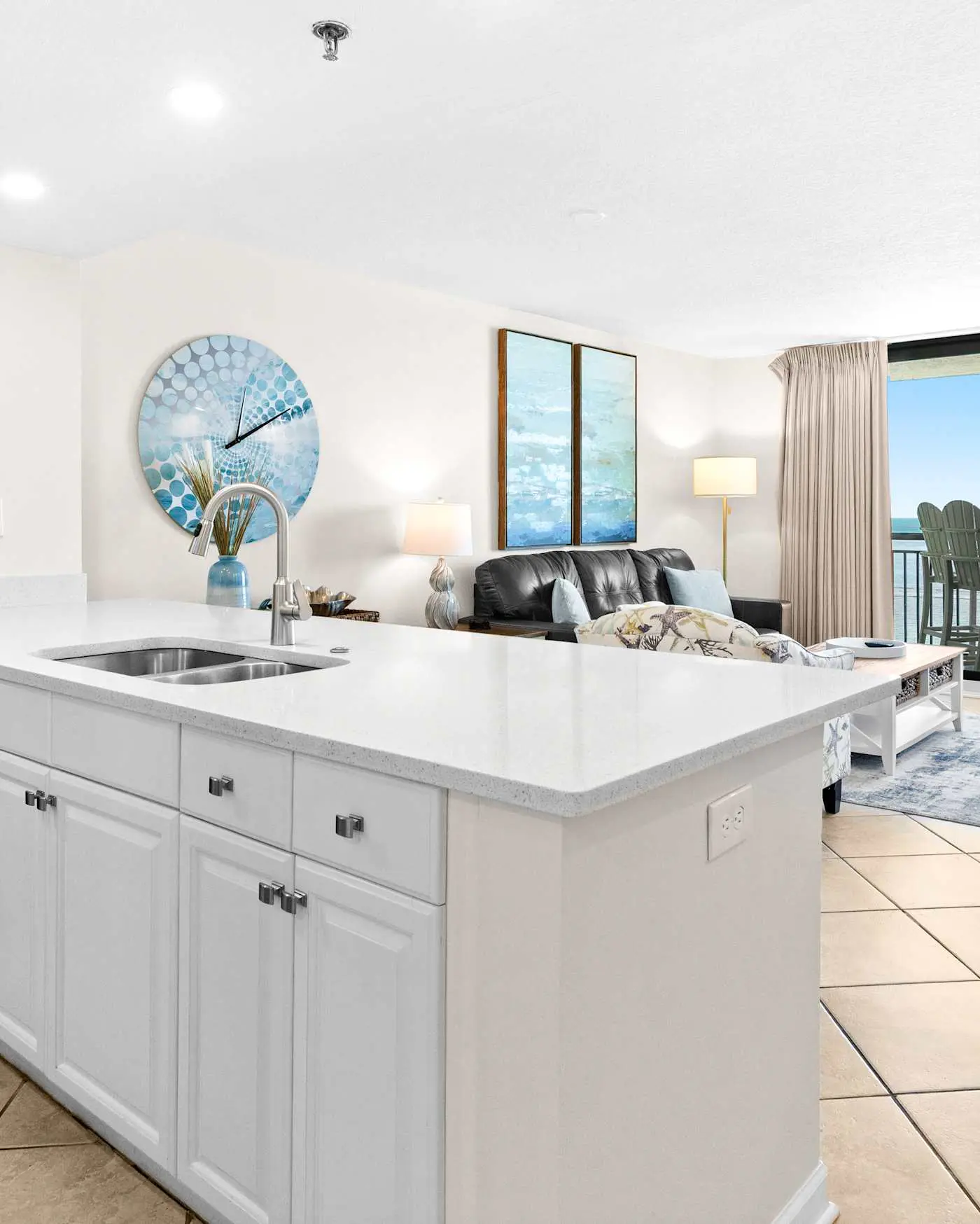 Spacious 18th floor condo w/amazing views/shared pool & hot tub/central AC