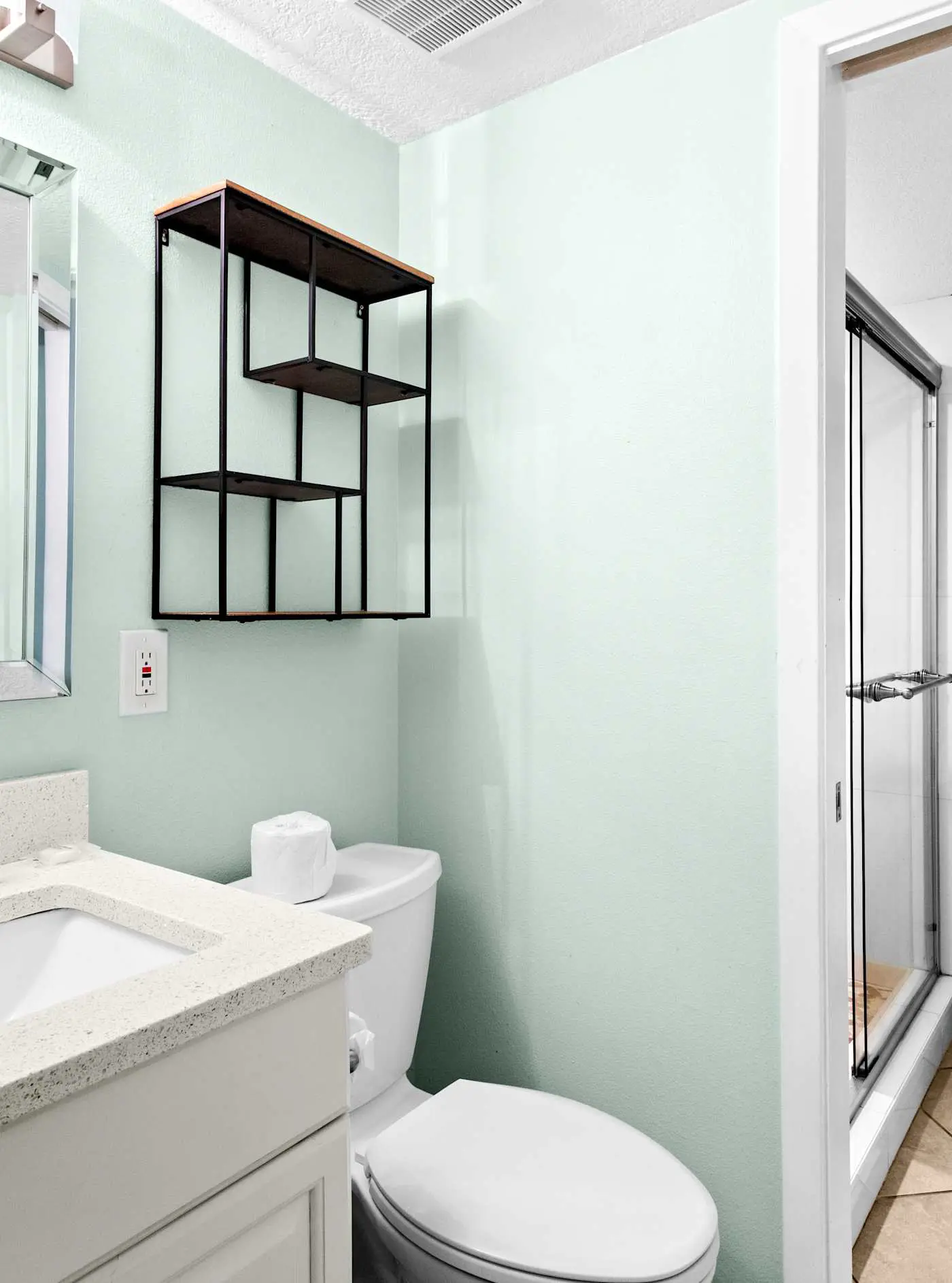 Spacious 18th floor condo w/amazing views/shared pool & hot tub/central AC