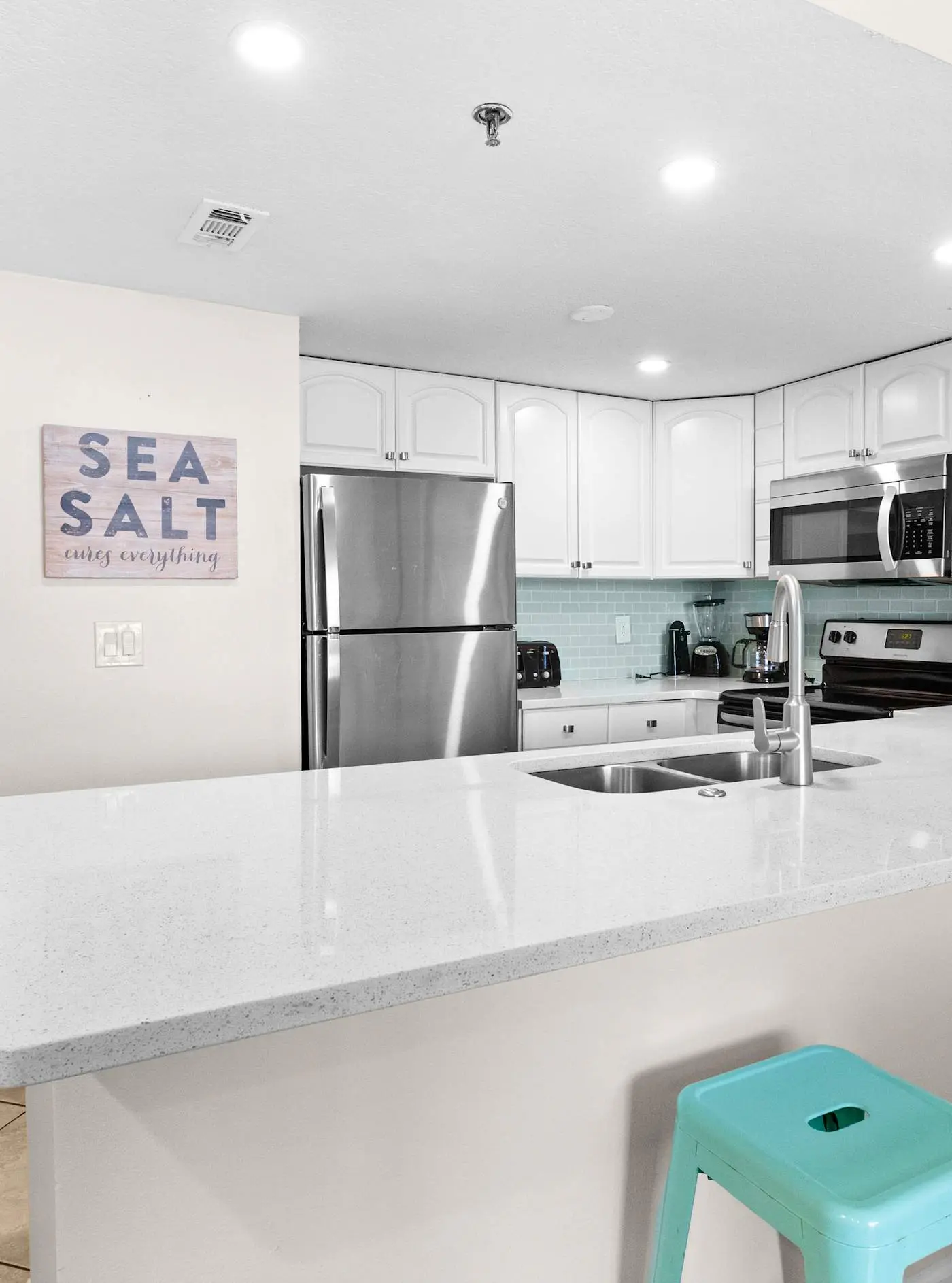 Spacious 18th floor condo w/amazing views/shared pool & hot tub/central AC