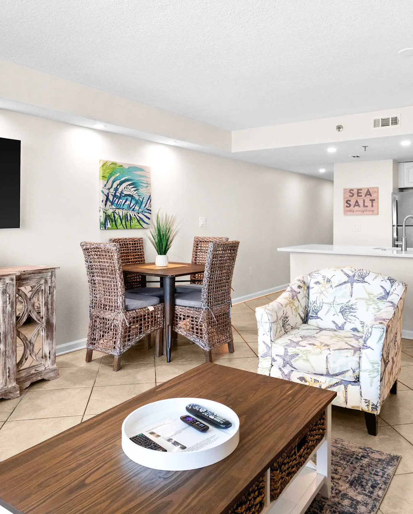 Spacious 18th floor condo w/amazing views/shared pool & hot tub/central AC
