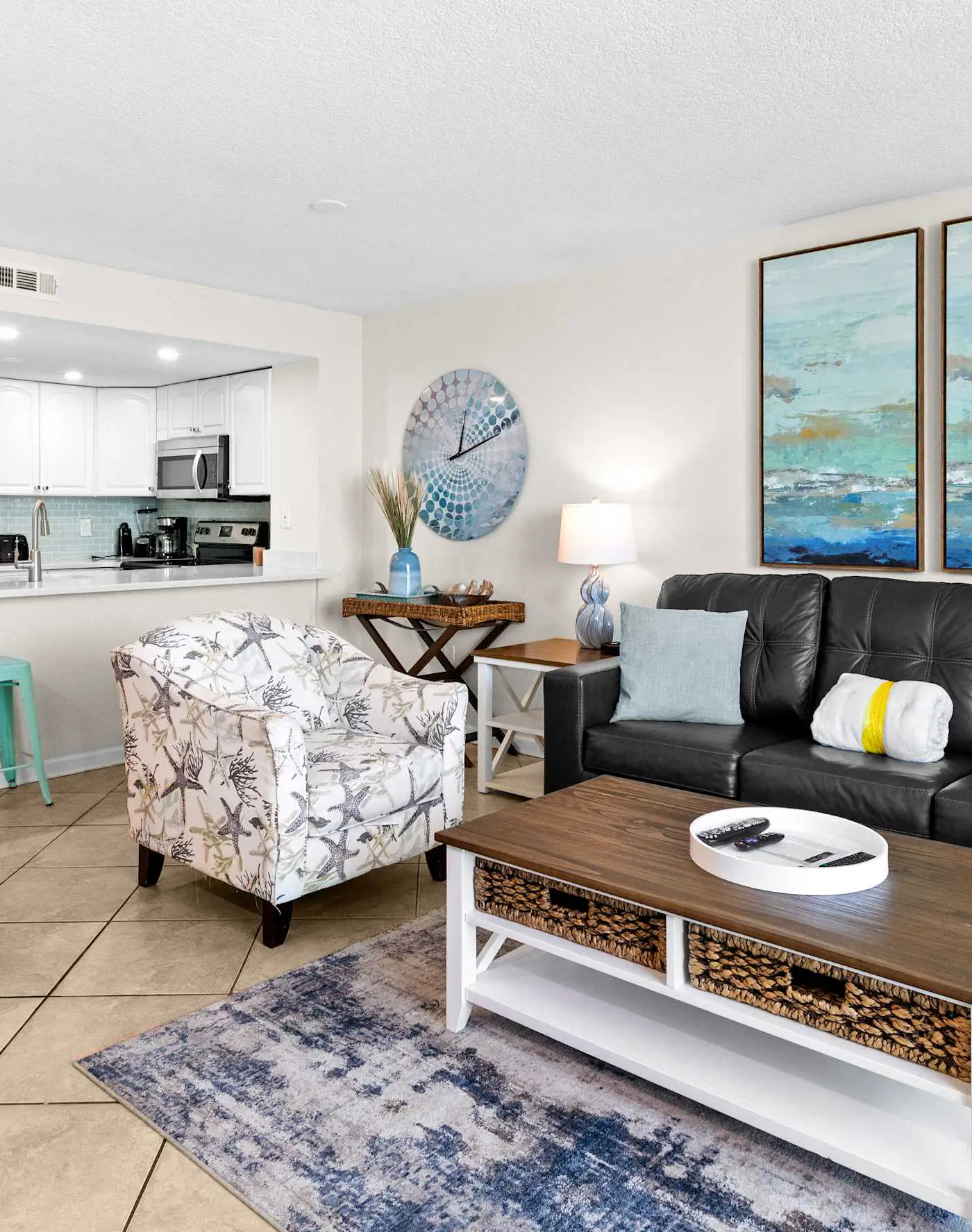 Spacious 18th floor condo w/amazing views/shared pool & hot tub/central AC