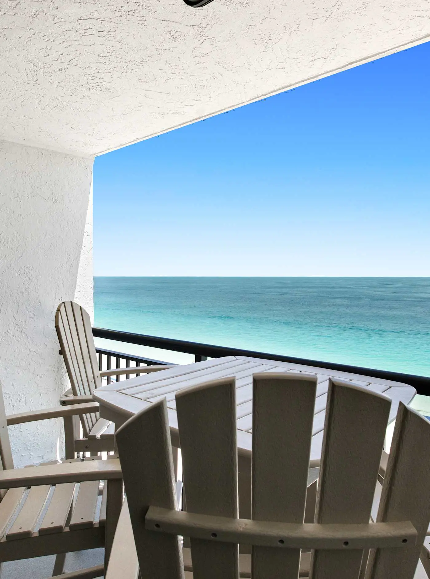 Spacious 18th floor condo w/amazing views/shared pool & hot tub/central AC