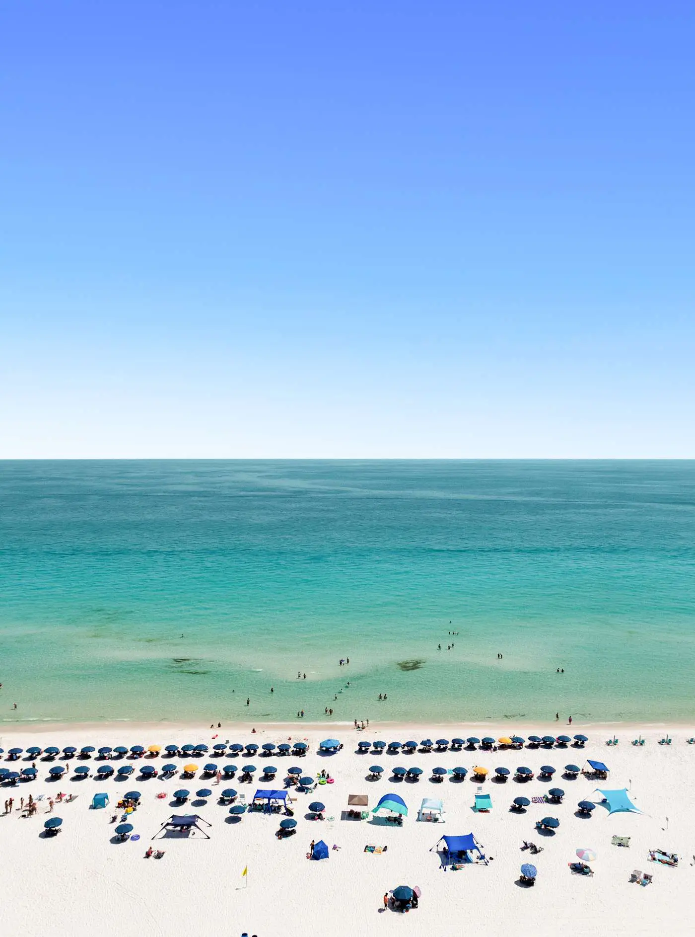 Spacious 18th floor condo w/amazing views/shared pool & hot tub/central AC