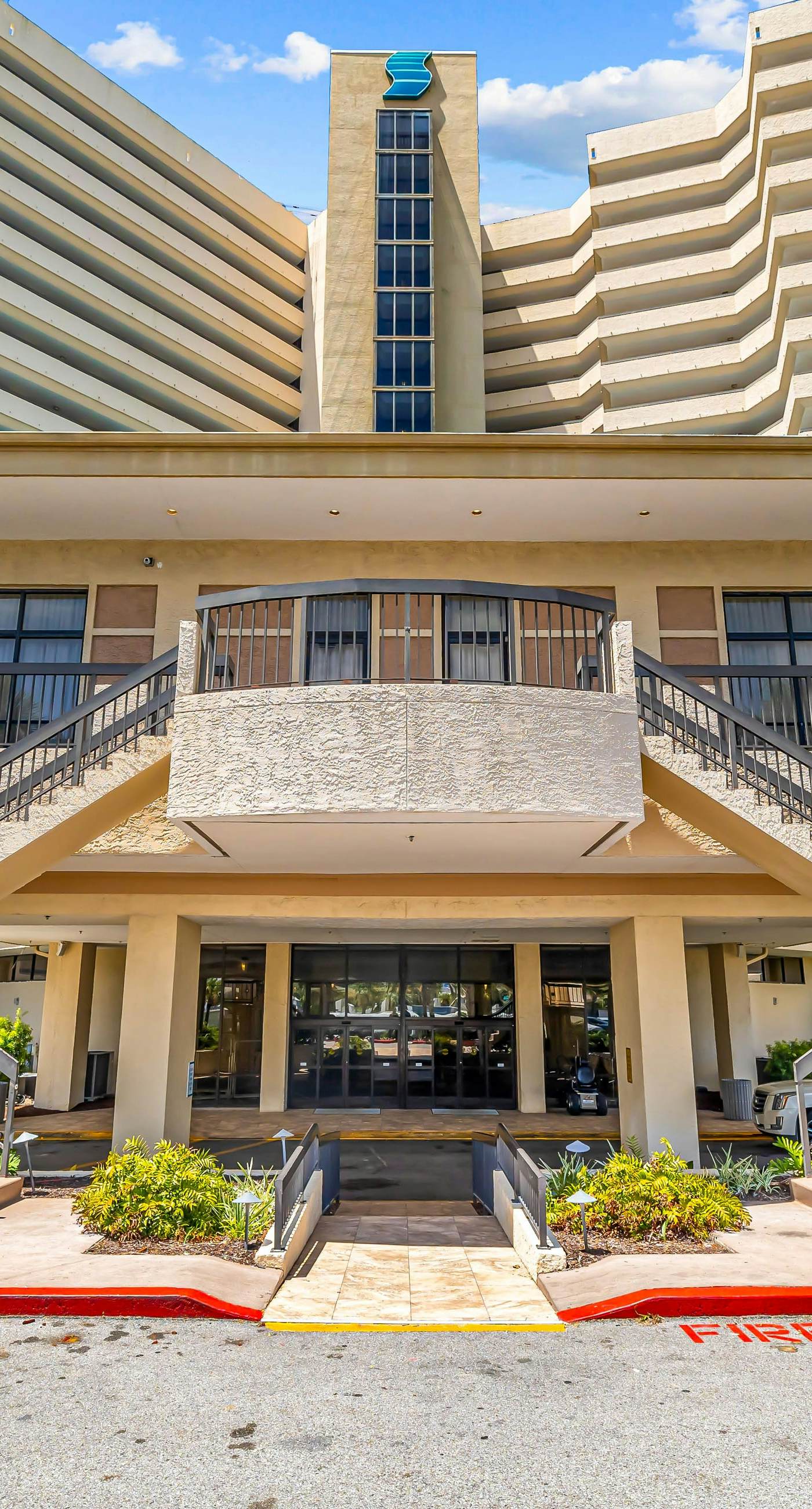 Ocean-view condo at SunDestin with pool, hot tub, sauna, and walkable locale