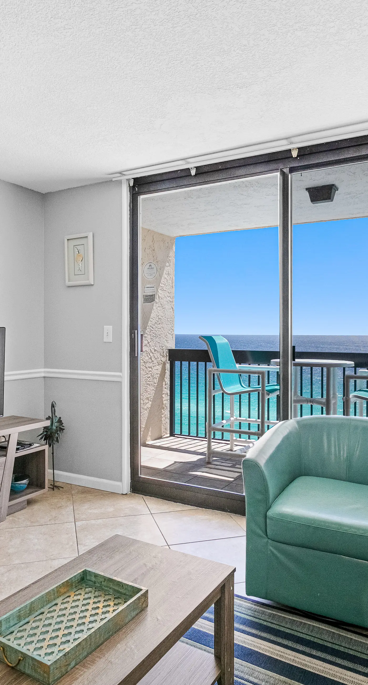 Beach-chic 18th floor condo w gulf-front views Indoor & outdoor pool on-site