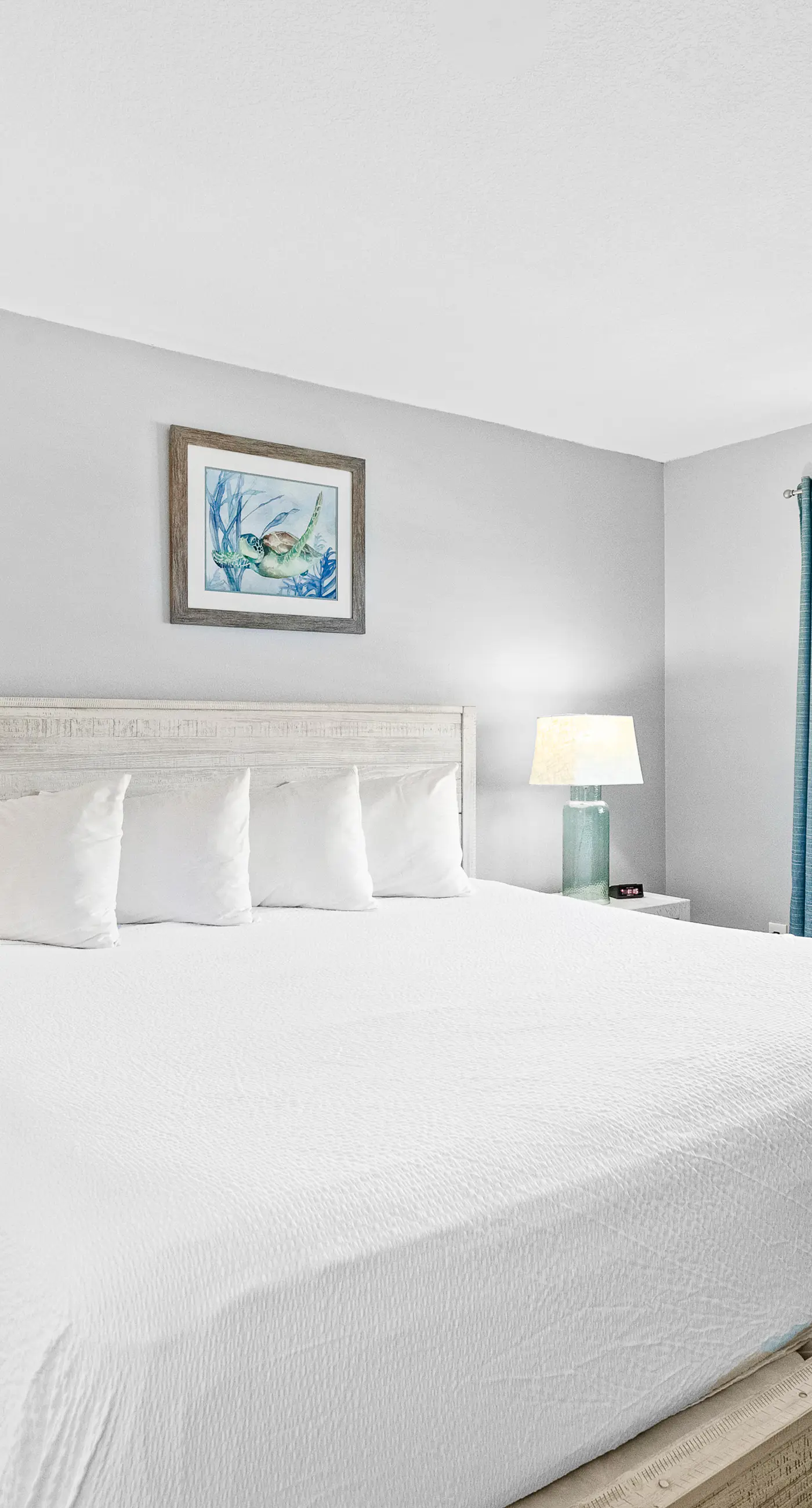 Beach-chic 18th floor condo w gulf-front views Indoor & outdoor pool on-site