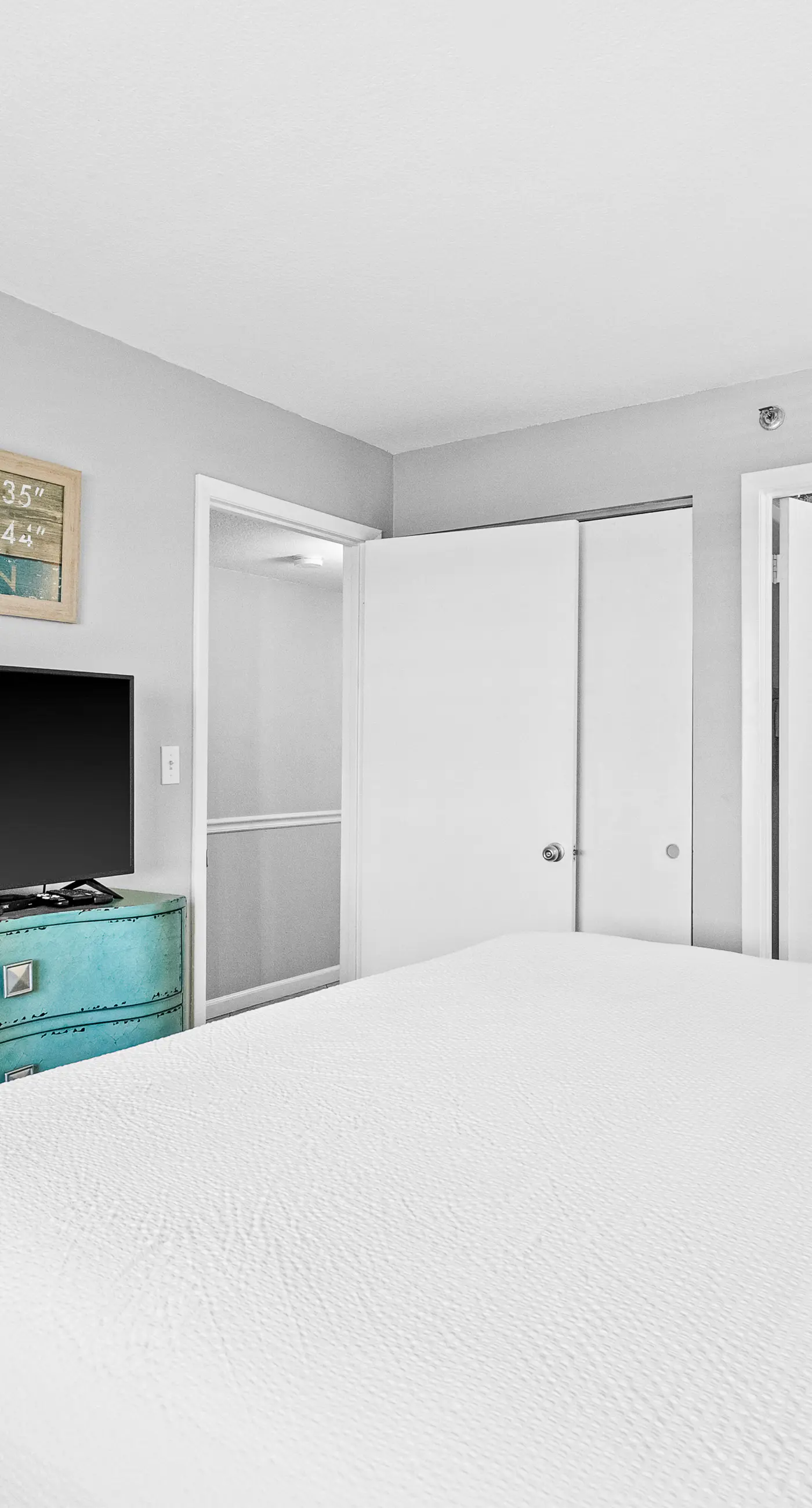 Beach-chic 18th floor condo w gulf-front views Indoor & outdoor pool on-site