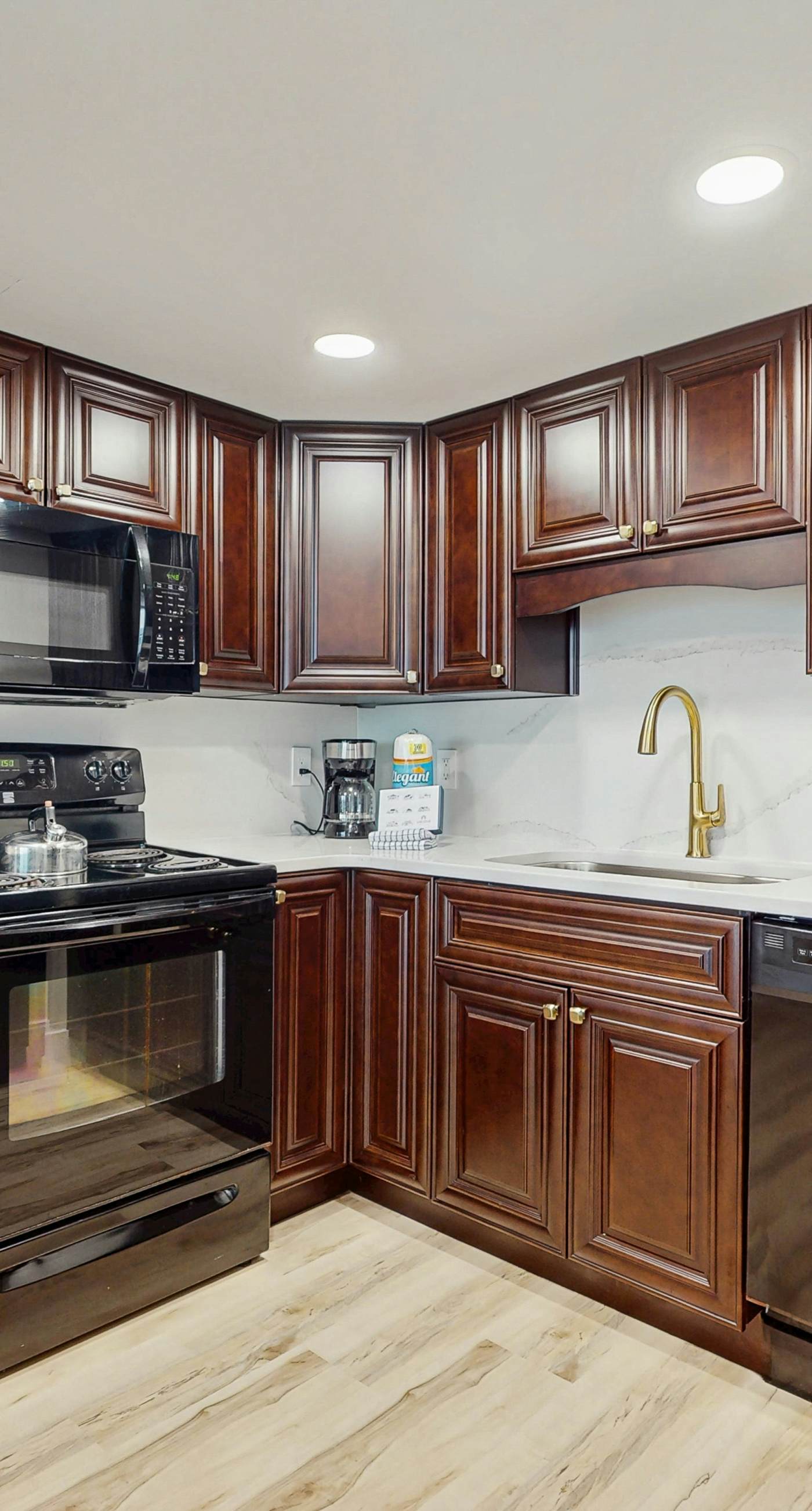 Spacious oceanfront condo with pool on-site, ocean view, WiFi & central AC