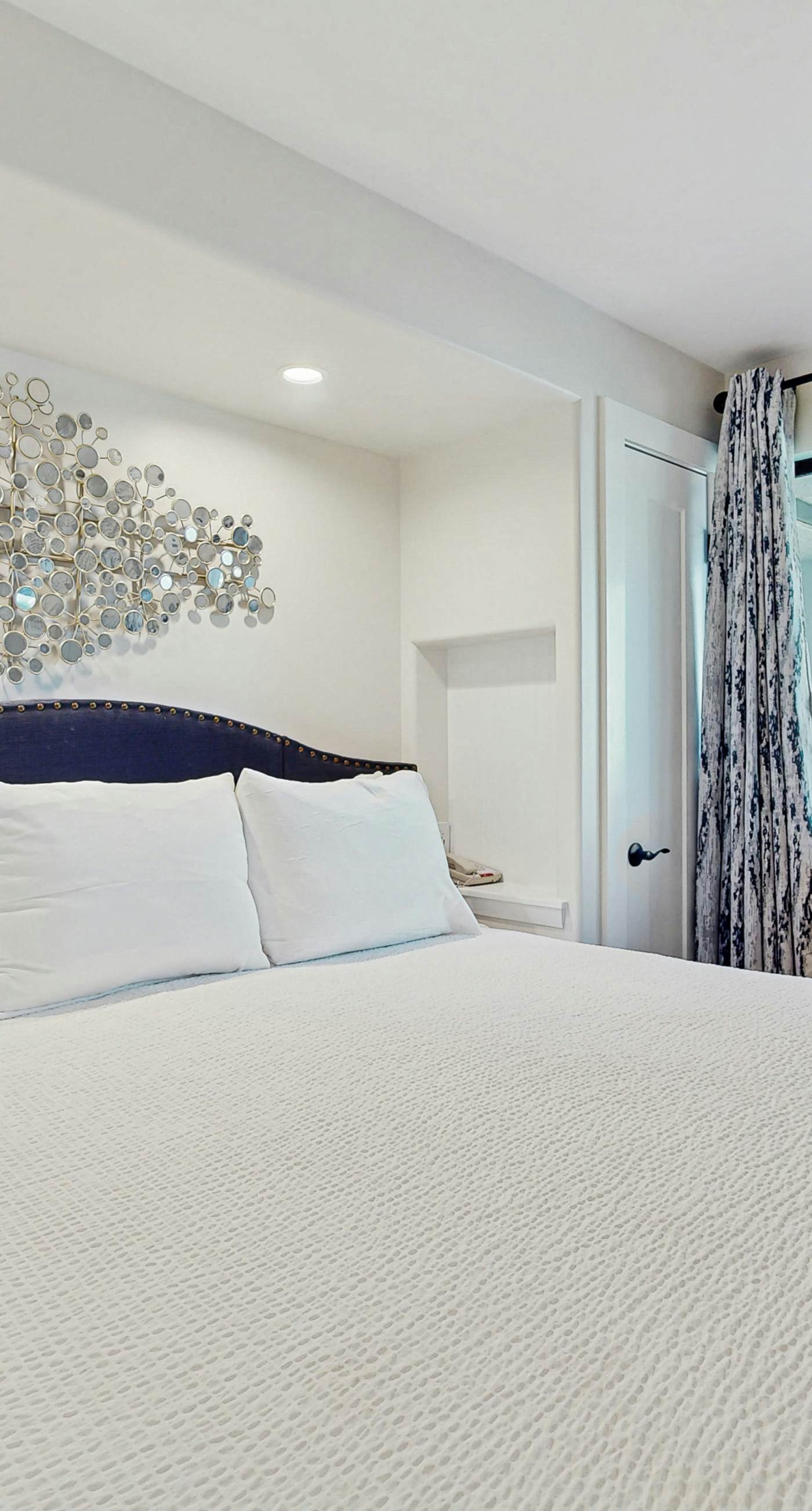 Spacious oceanfront condo with pool on-site, ocean view, WiFi & central AC