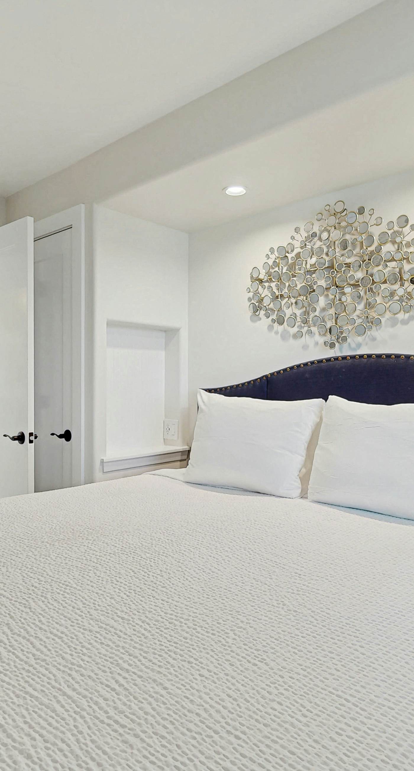 Spacious oceanfront condo with pool on-site, ocean view, WiFi & central AC