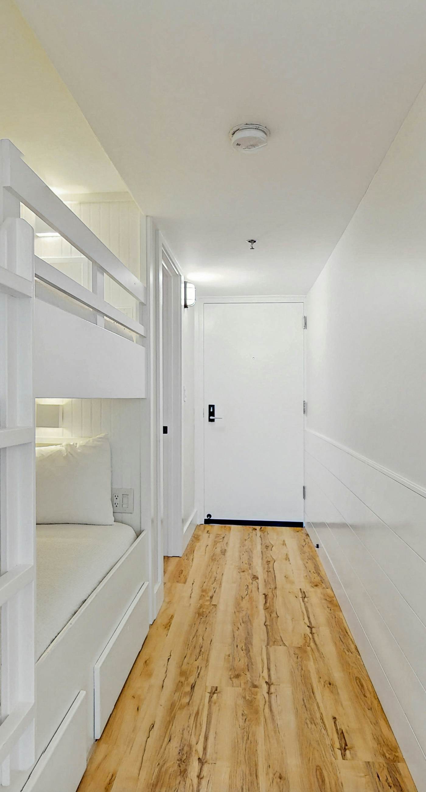 Spacious oceanfront condo with pool on-site, ocean view, WiFi & central AC