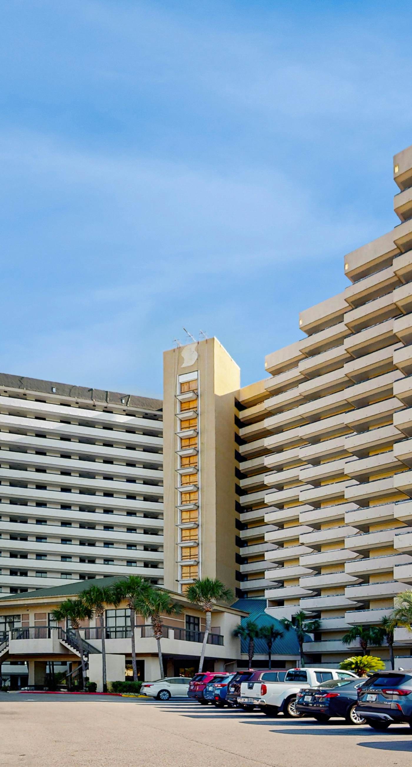 Spacious oceanfront condo with pool on-site, ocean view, WiFi & central AC