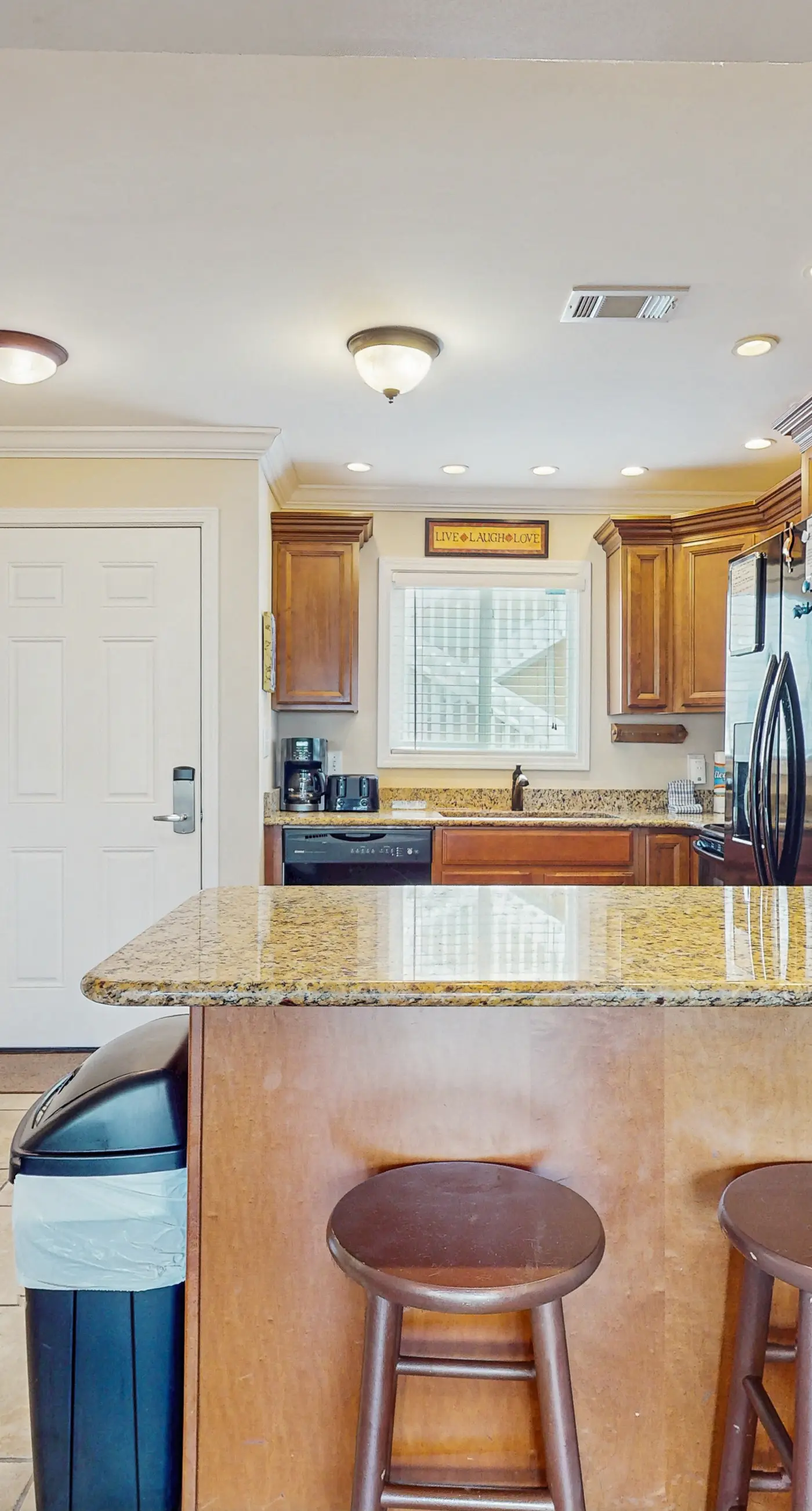 Central condo with five Pools, three hot tubs, beach access, & free golf access