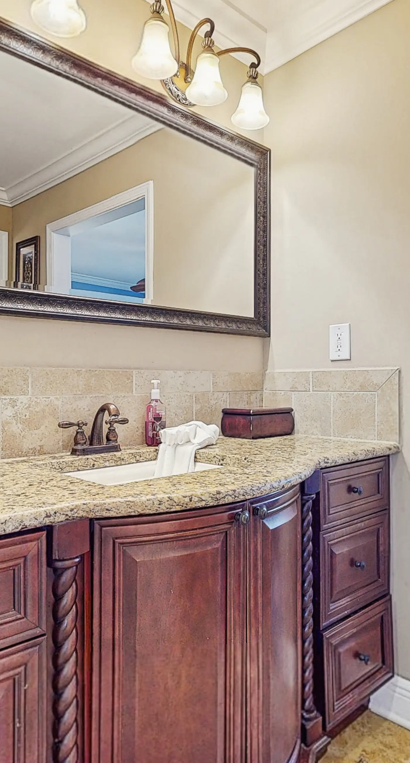 Central condo with five Pools, three hot tubs, beach access, & free golf access
