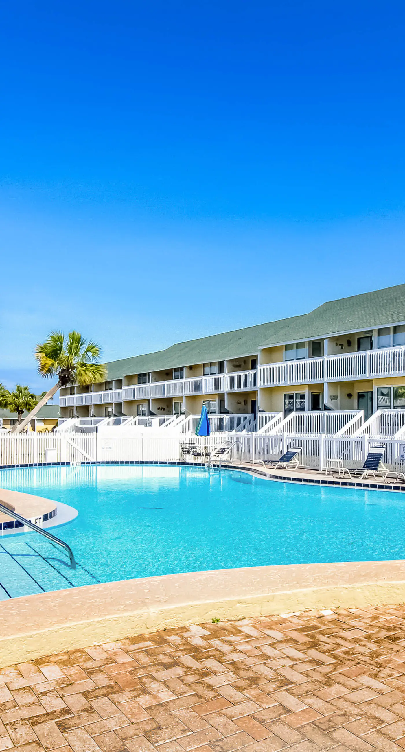 Central condo with five Pools, three hot tubs, beach access, & free golf access