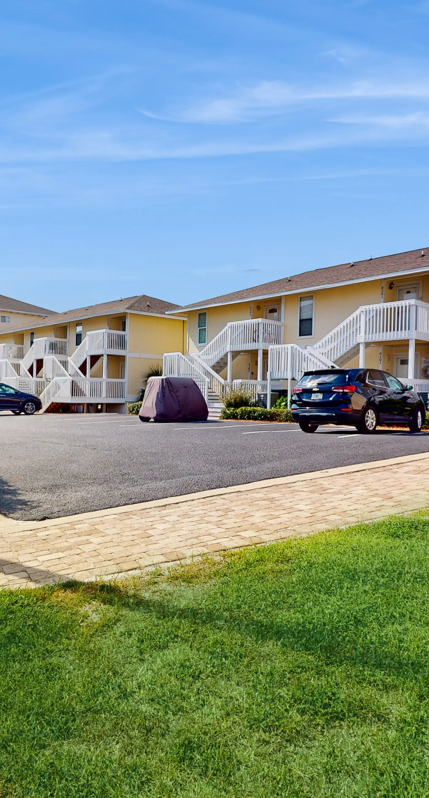 Central condo with five Pools, three hot tubs, beach access, & free golf access
