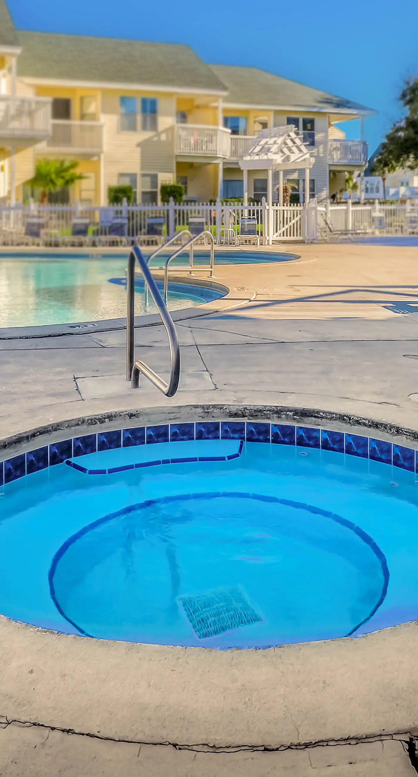 Central condo with five Pools, three hot tubs, beach access, & free golf access