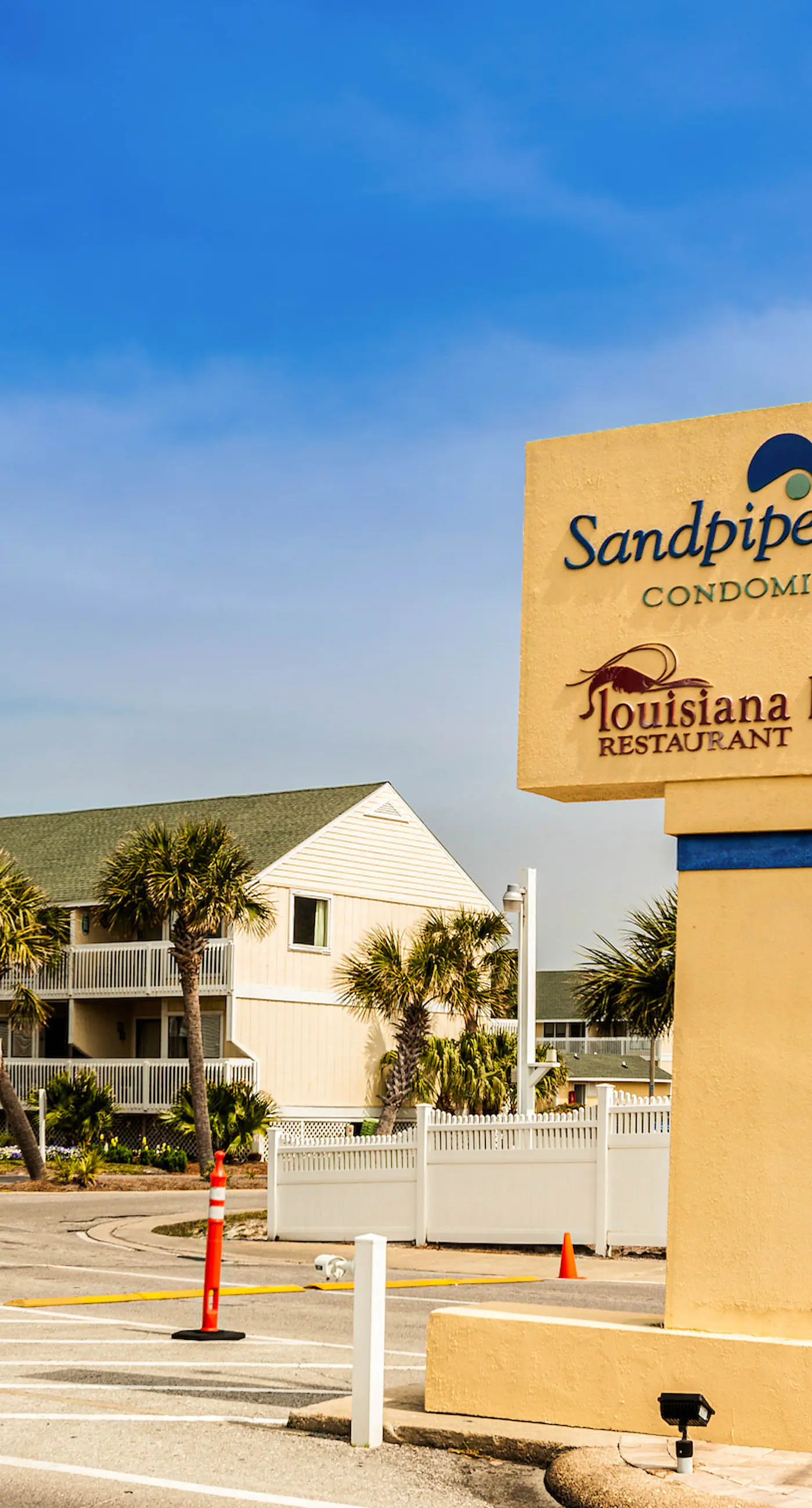 Central condo with five Pools, three hot tubs, beach access, & free golf access