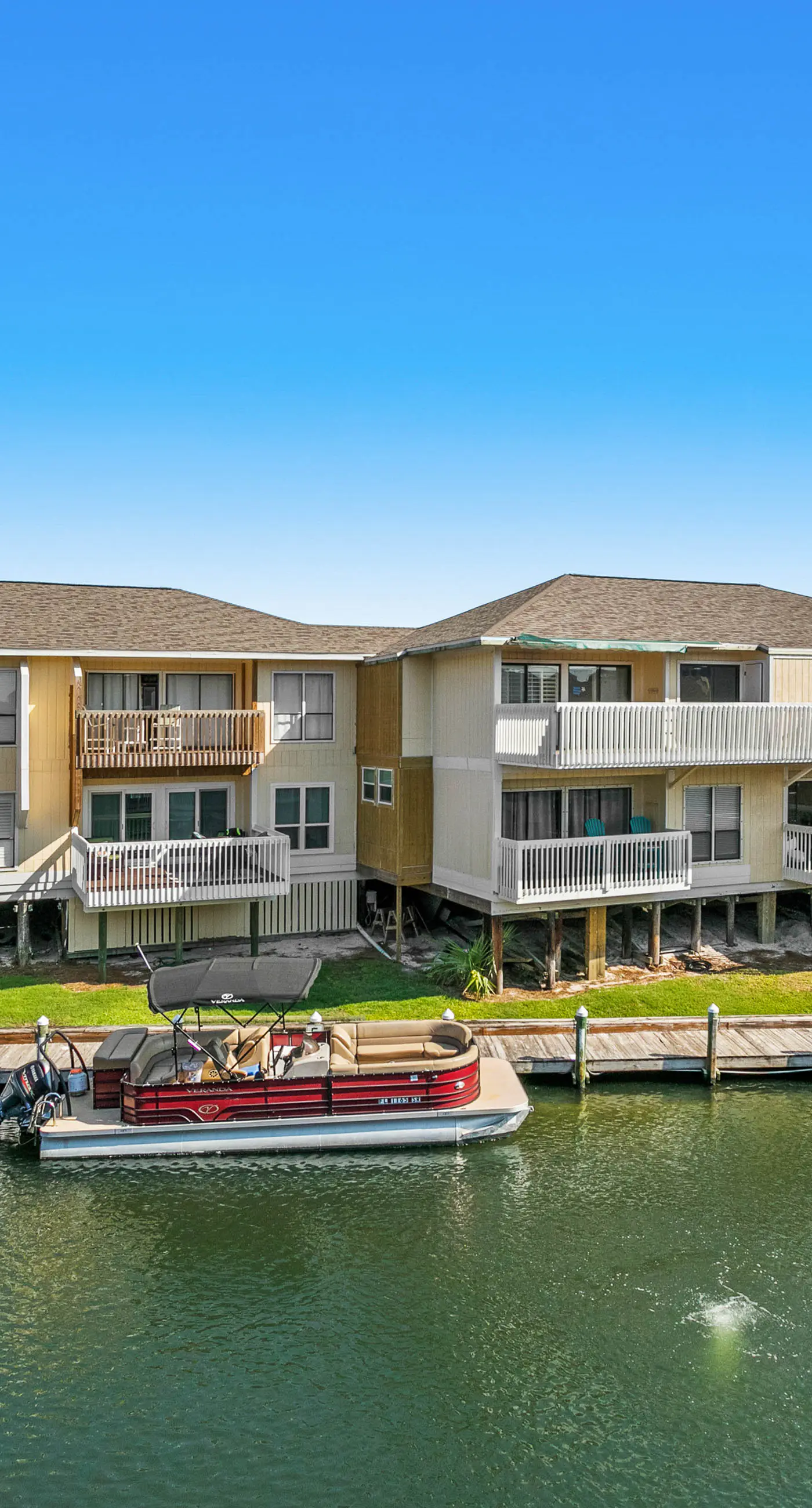 Central condo with five Pools, three hot tubs, beach access, & free golf access