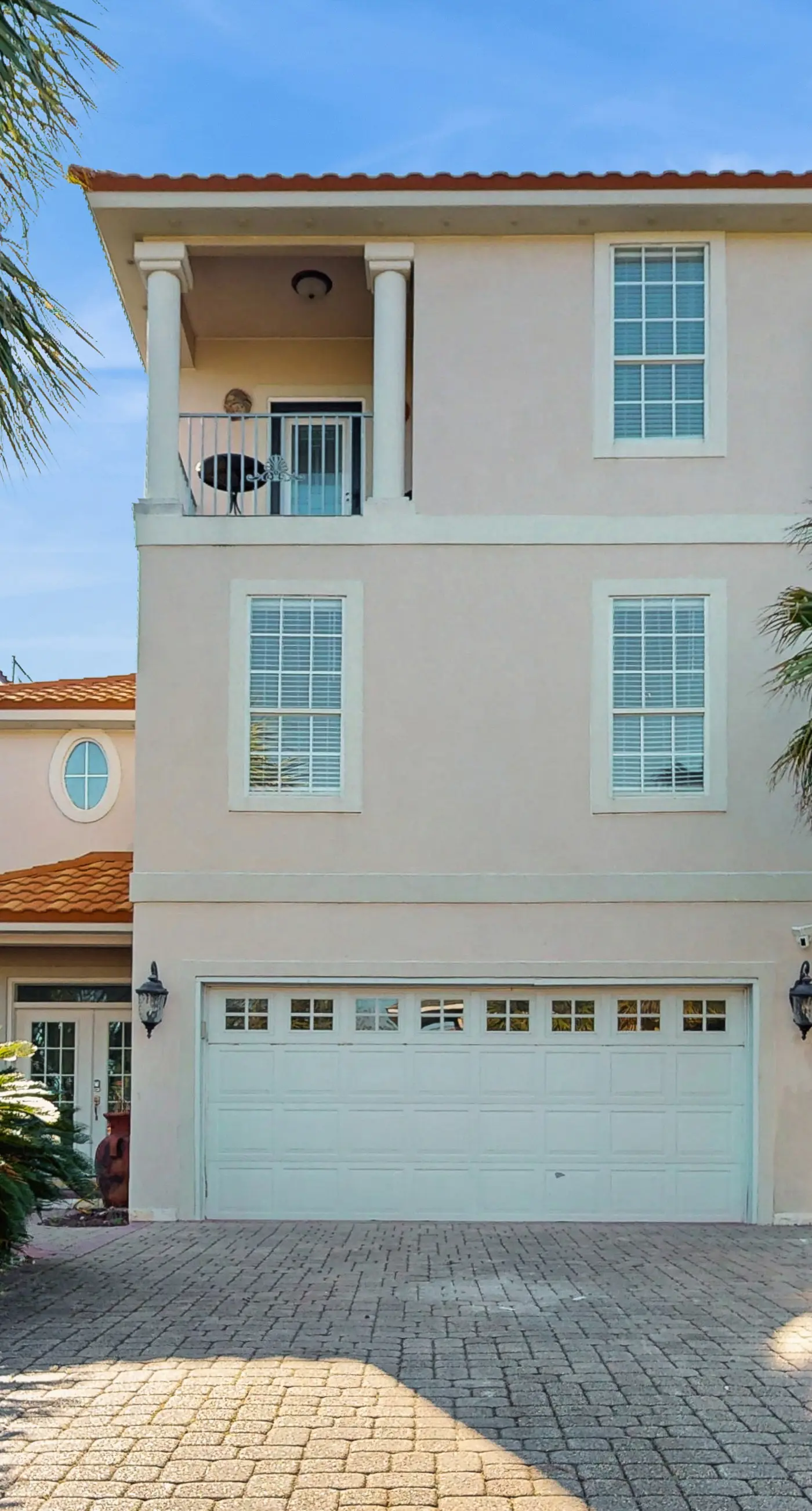 Sunny home with great outdoor space, pool & tennis courts - walk to the beach