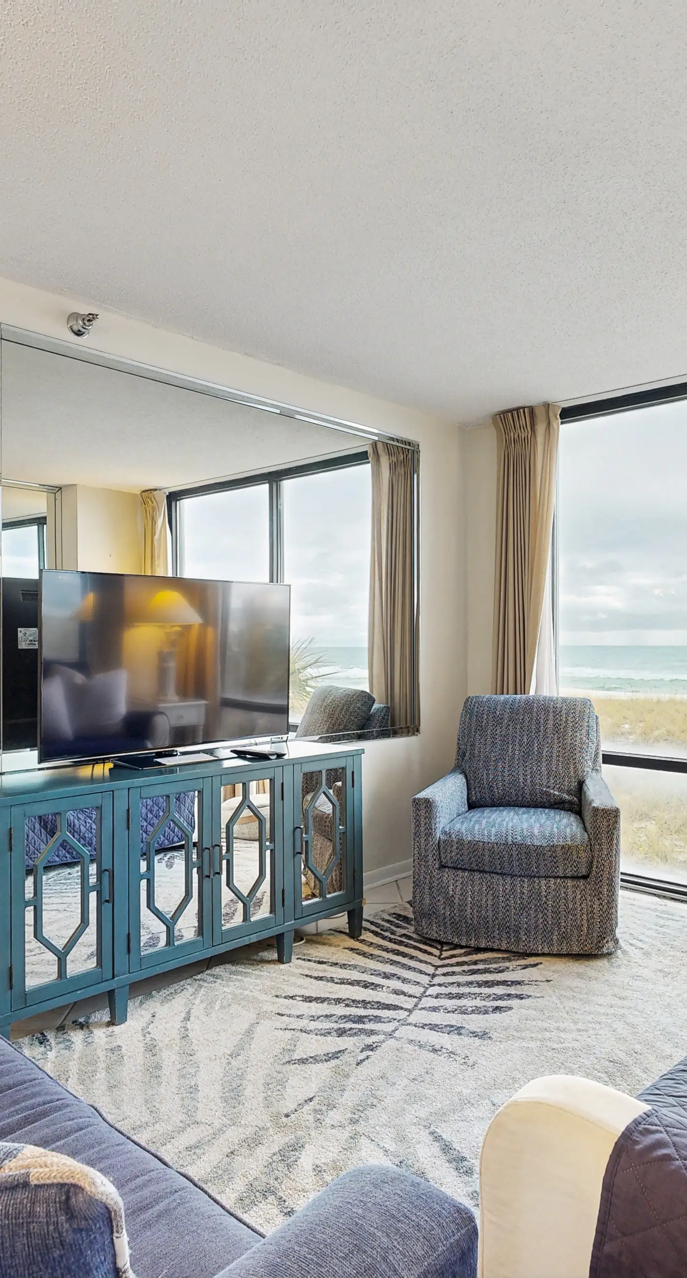 Beachfront condo, shared pool, large balcony and beach access