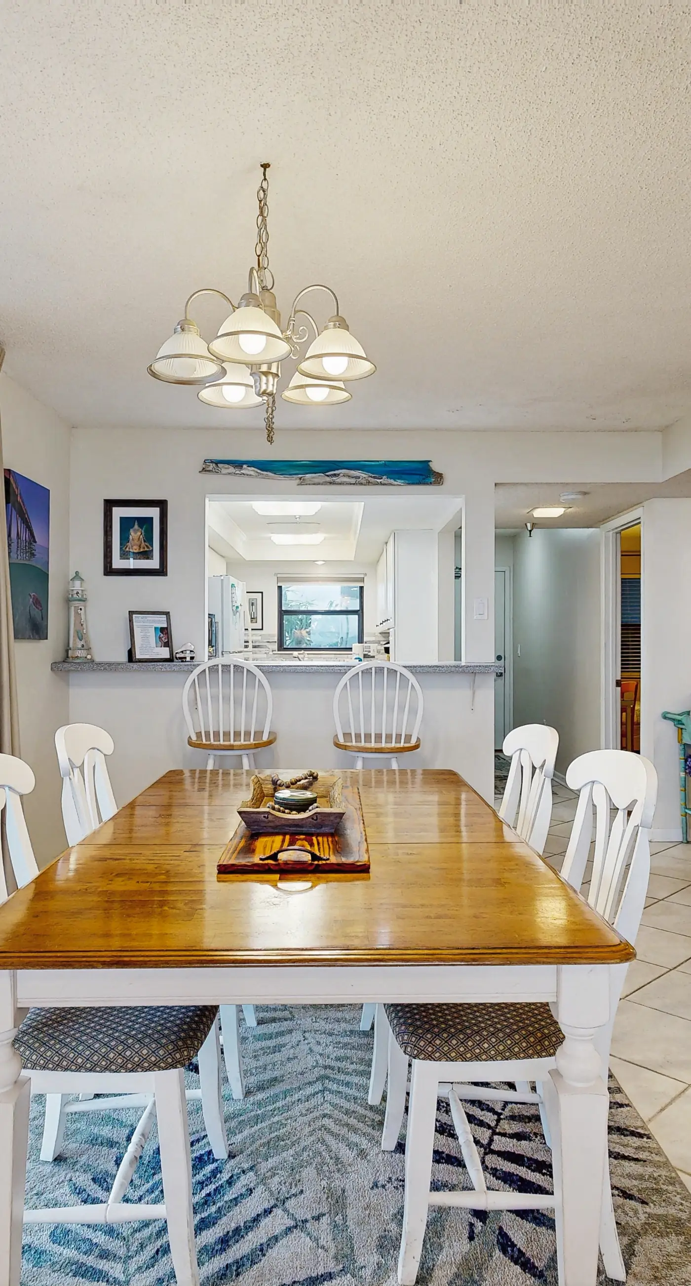 Beachfront condo, shared pool, large balcony and beach access