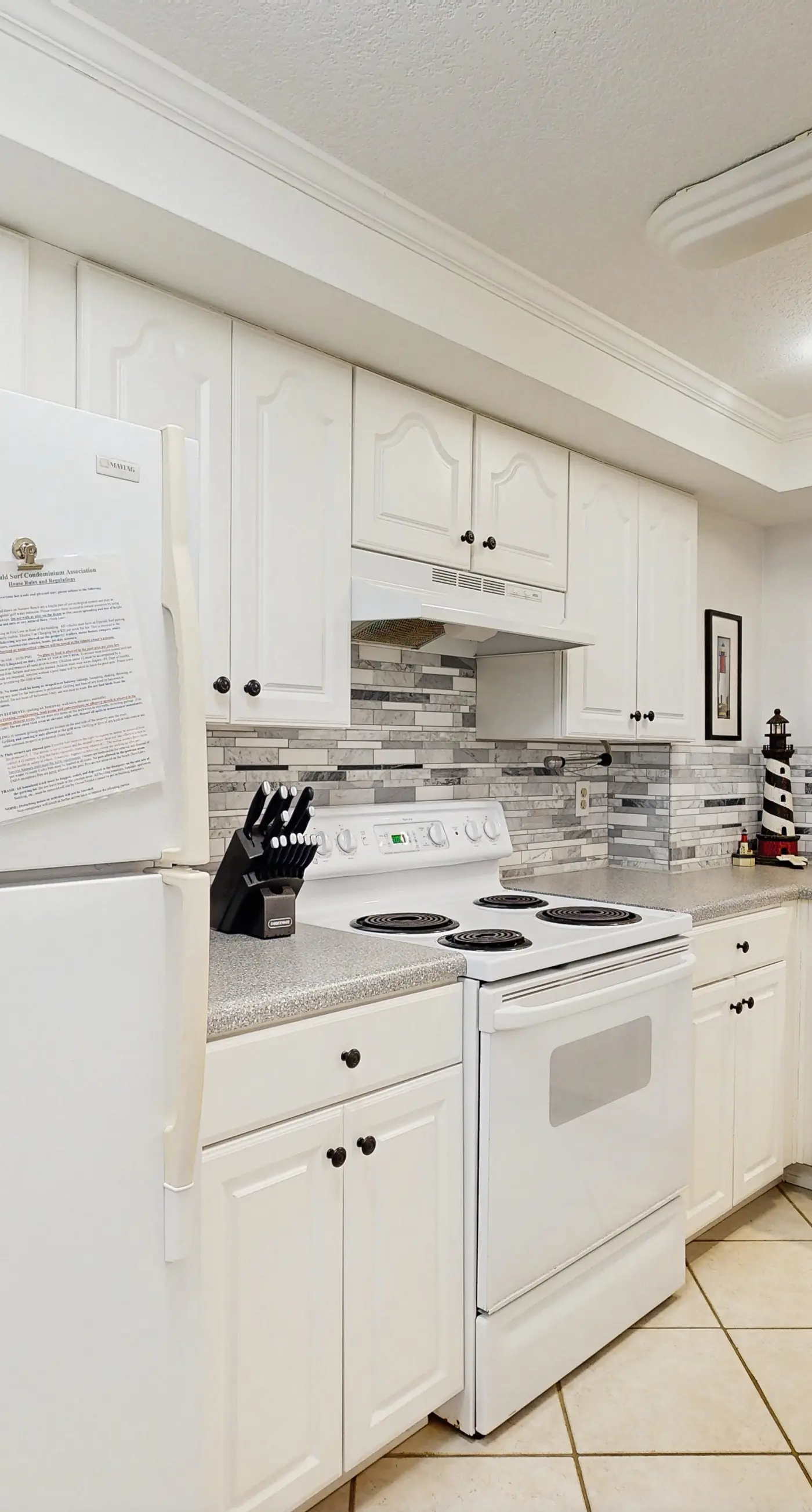 Beachfront condo, shared pool, large balcony and beach access