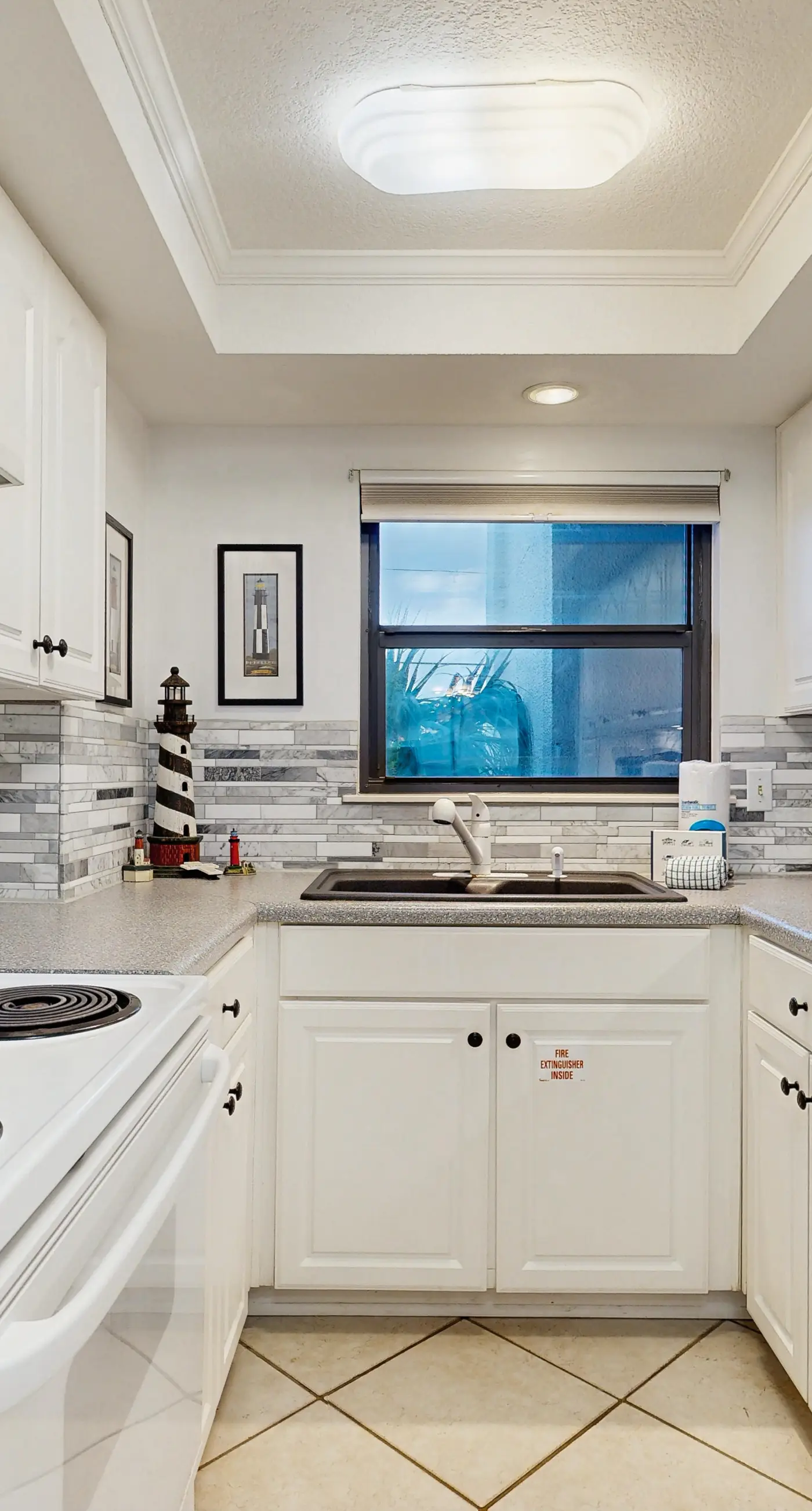 Beachfront condo, shared pool, large balcony and beach access