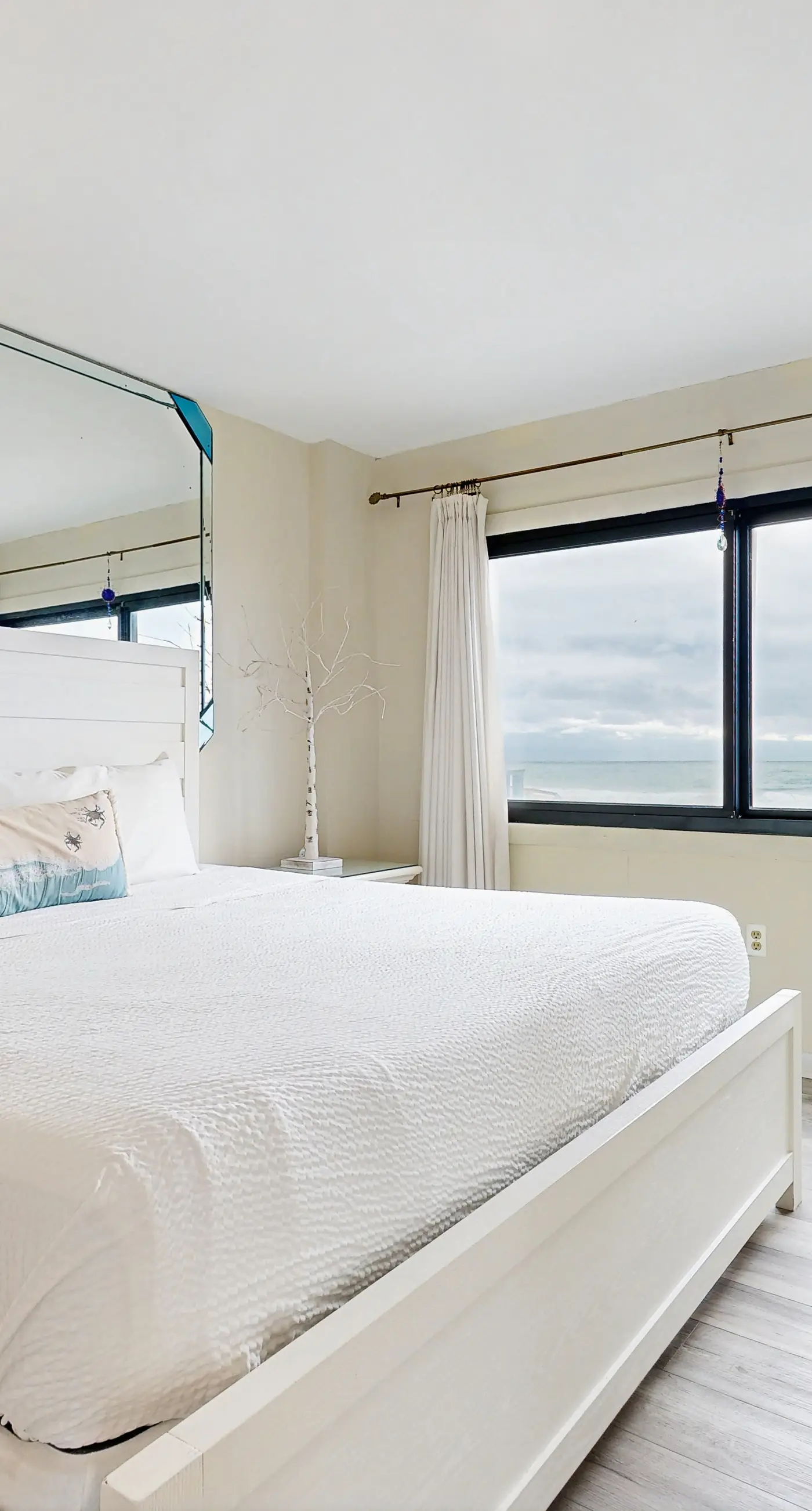 Beachfront condo, shared pool, large balcony and beach access