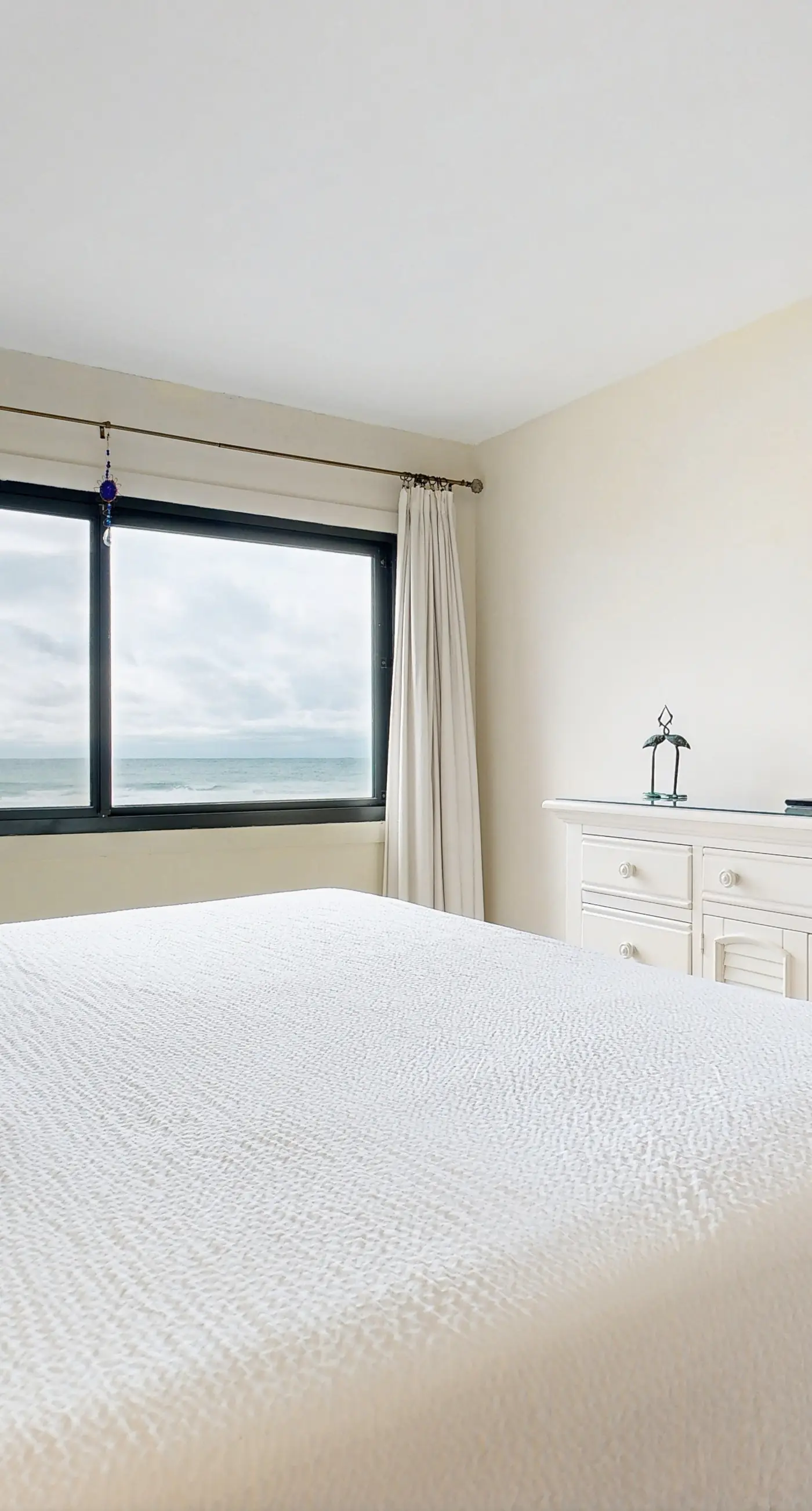 Beachfront condo, shared pool, large balcony and beach access