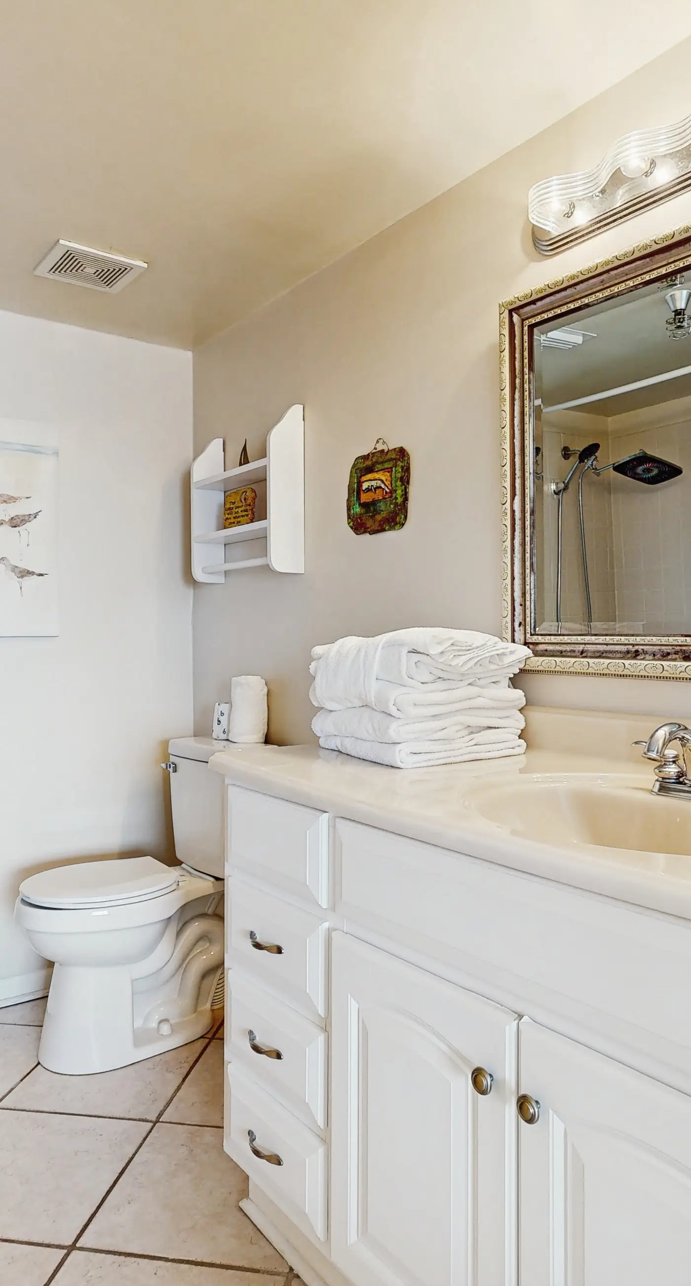 Beachfront condo, shared pool, large balcony and beach access