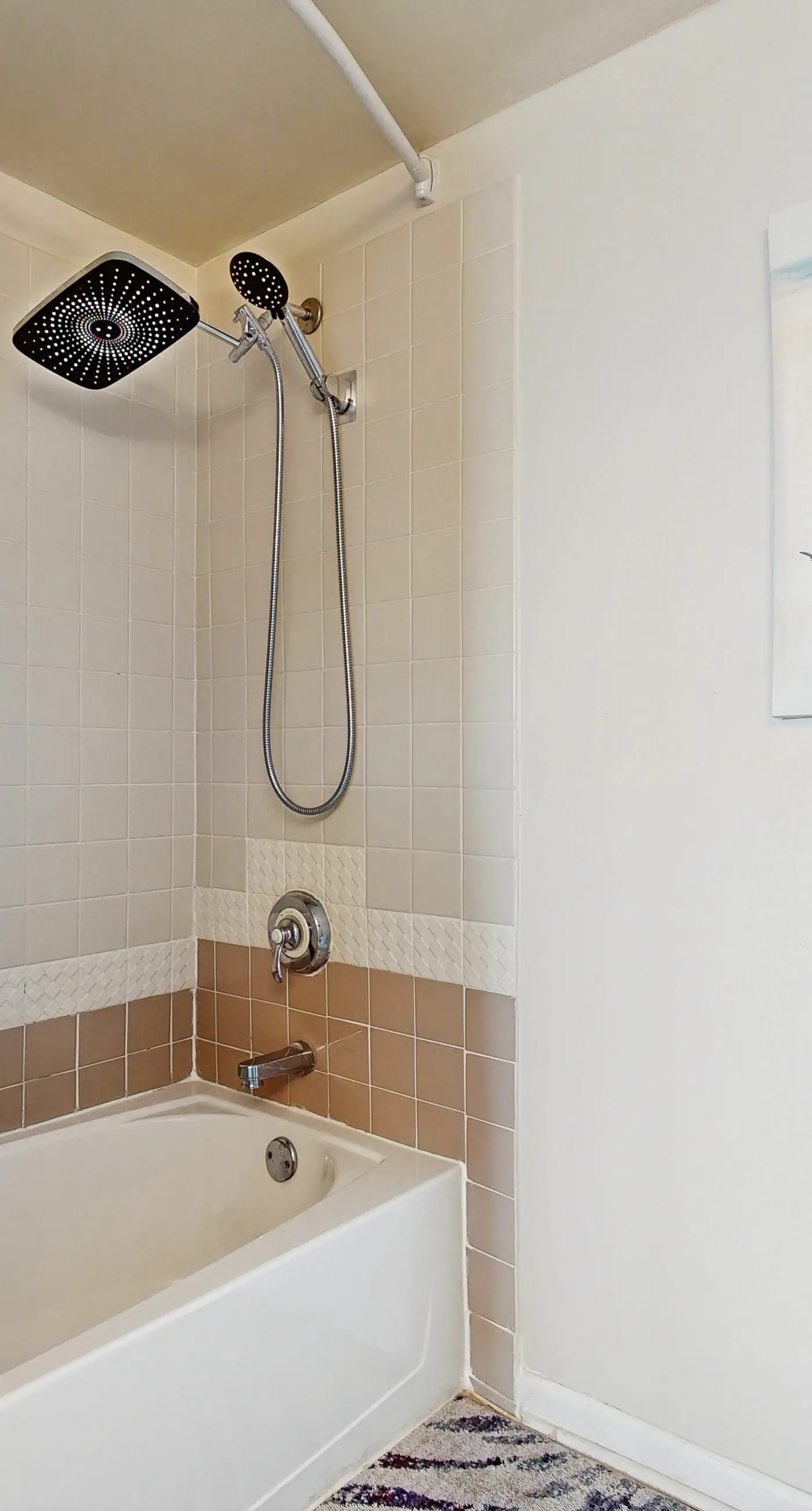 Beachfront condo, shared pool, large balcony and beach access