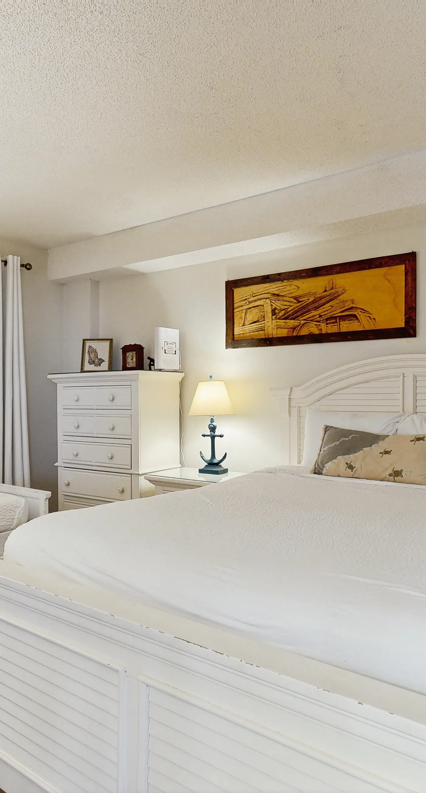 Beachfront condo, shared pool, large balcony and beach access