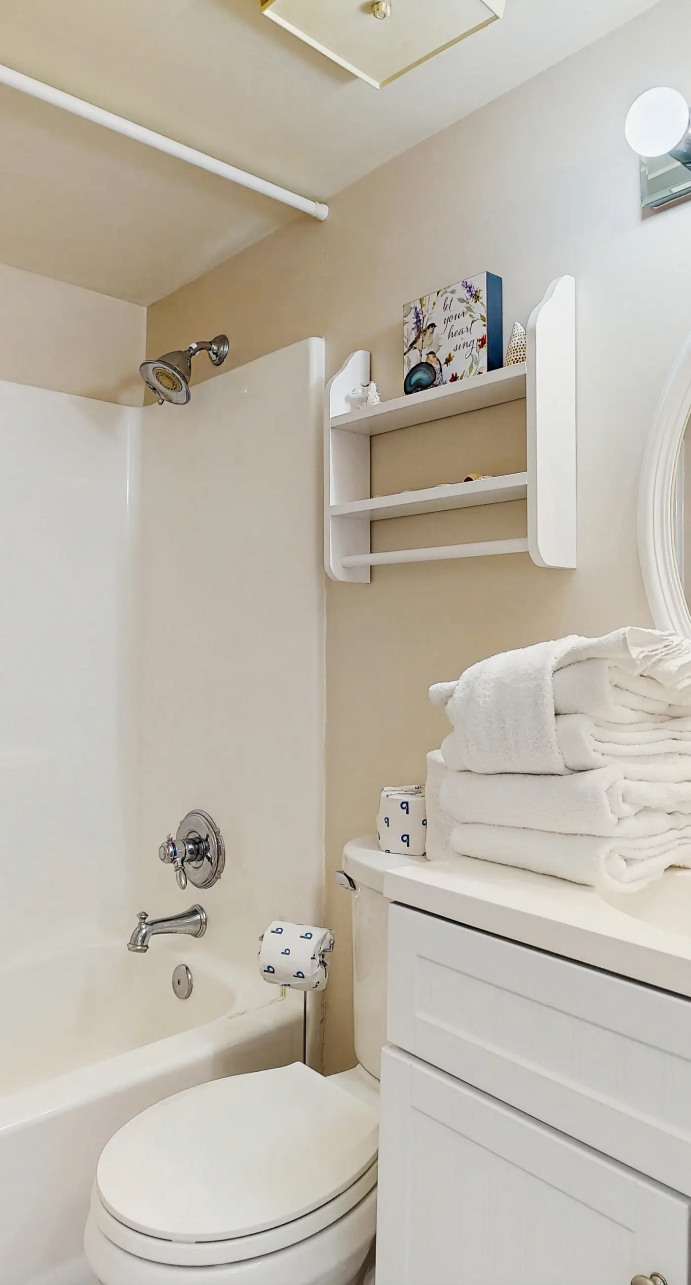 Beachfront condo, shared pool, large balcony and beach access