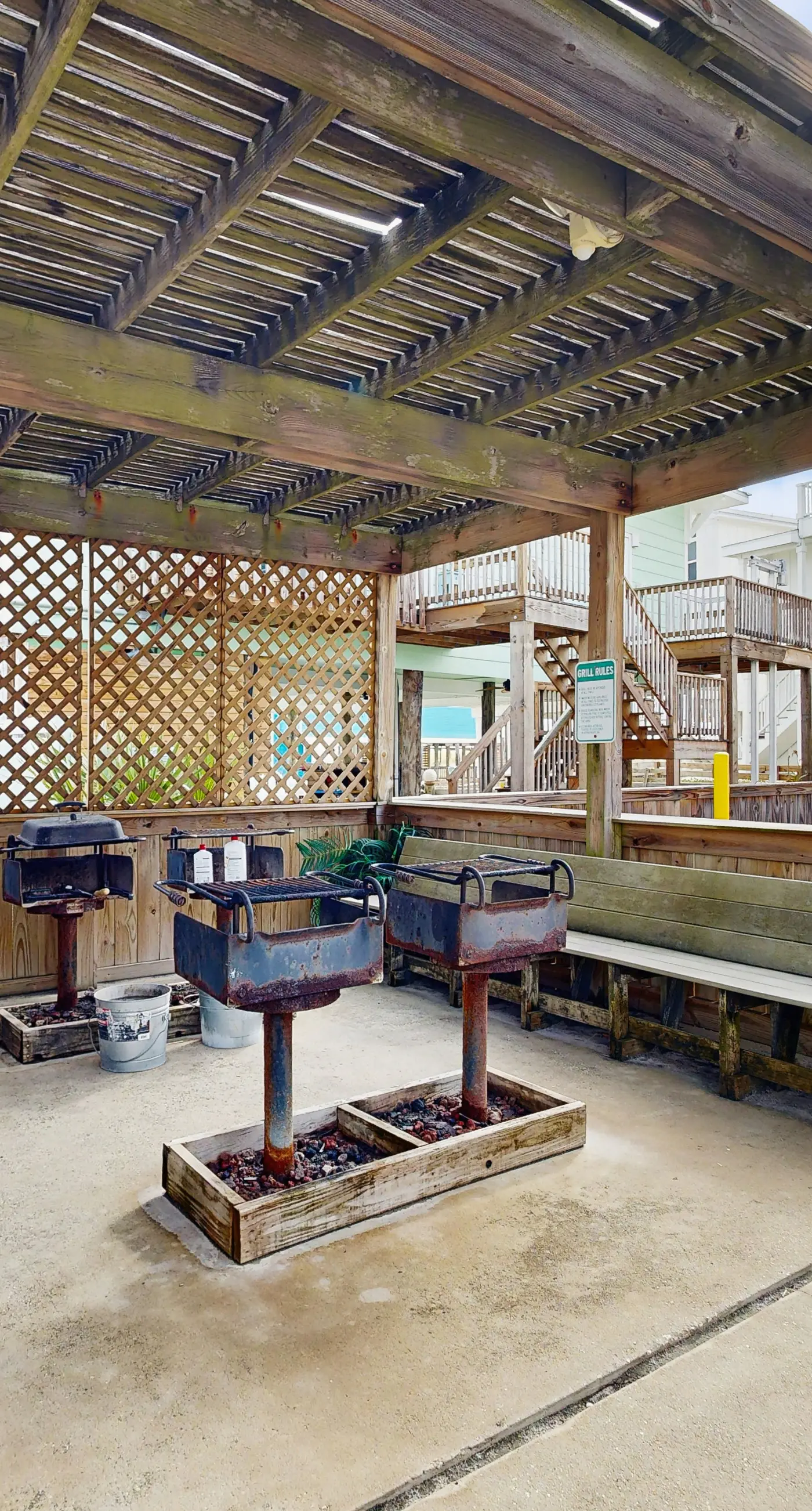 Beachfront condo, shared pool, large balcony and beach access