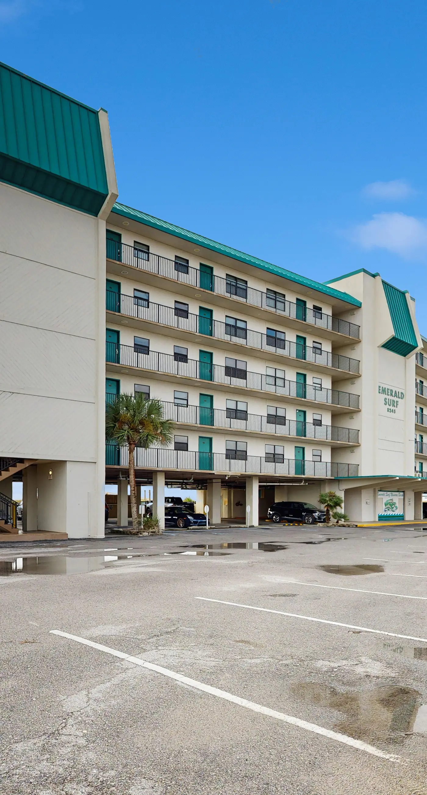 Beachfront condo, shared pool, large balcony and beach access