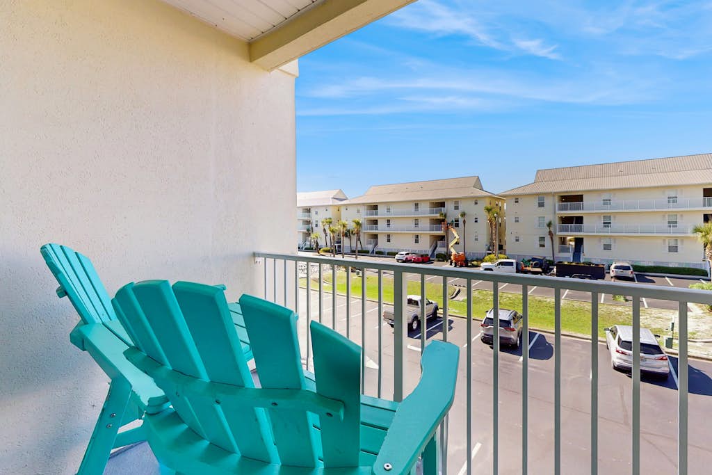Cozy coastal condo with shared pool and easy beach access