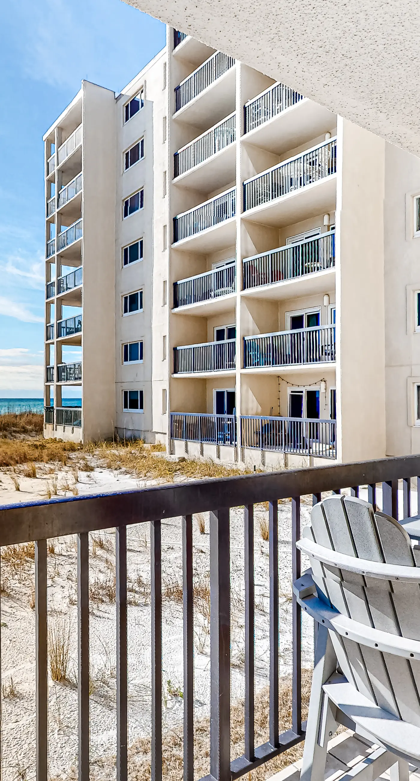 Adorable condo overlooking the sand with beach access & pools