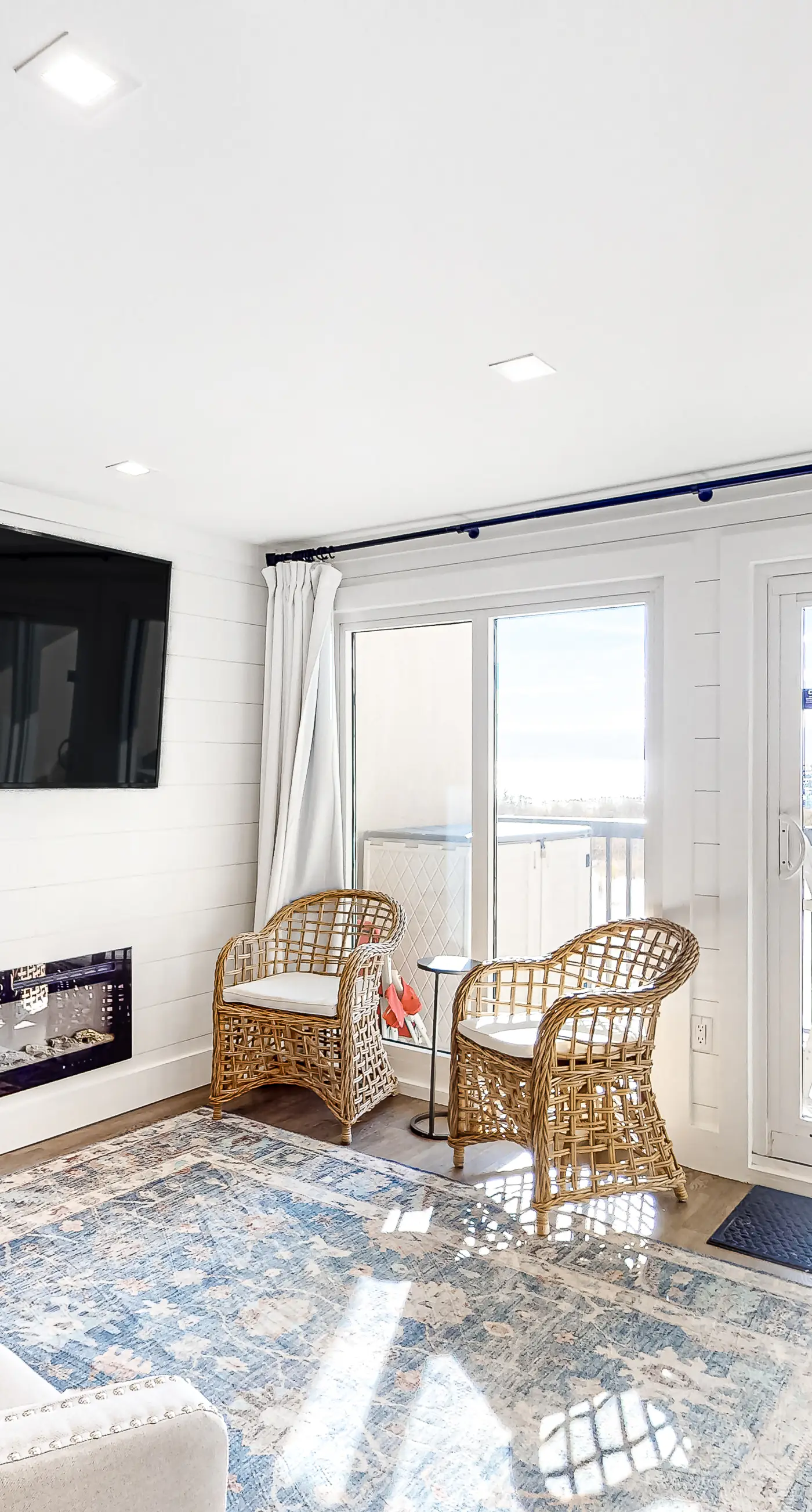 Adorable condo overlooking the sand with beach access & pools