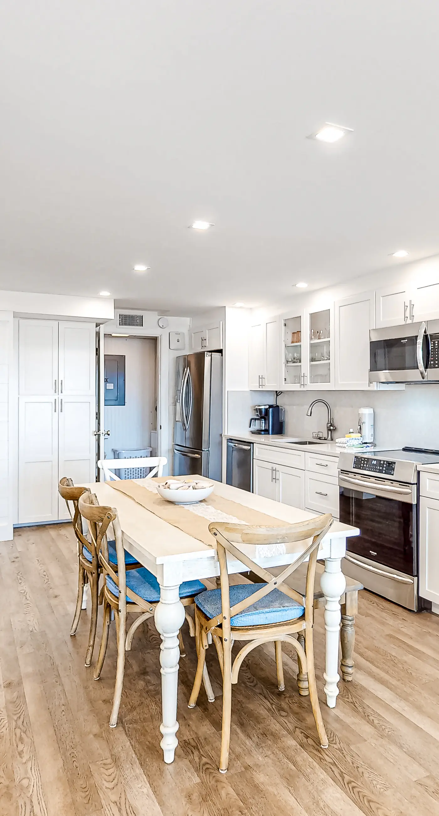 Adorable condo overlooking the sand with beach access & pools