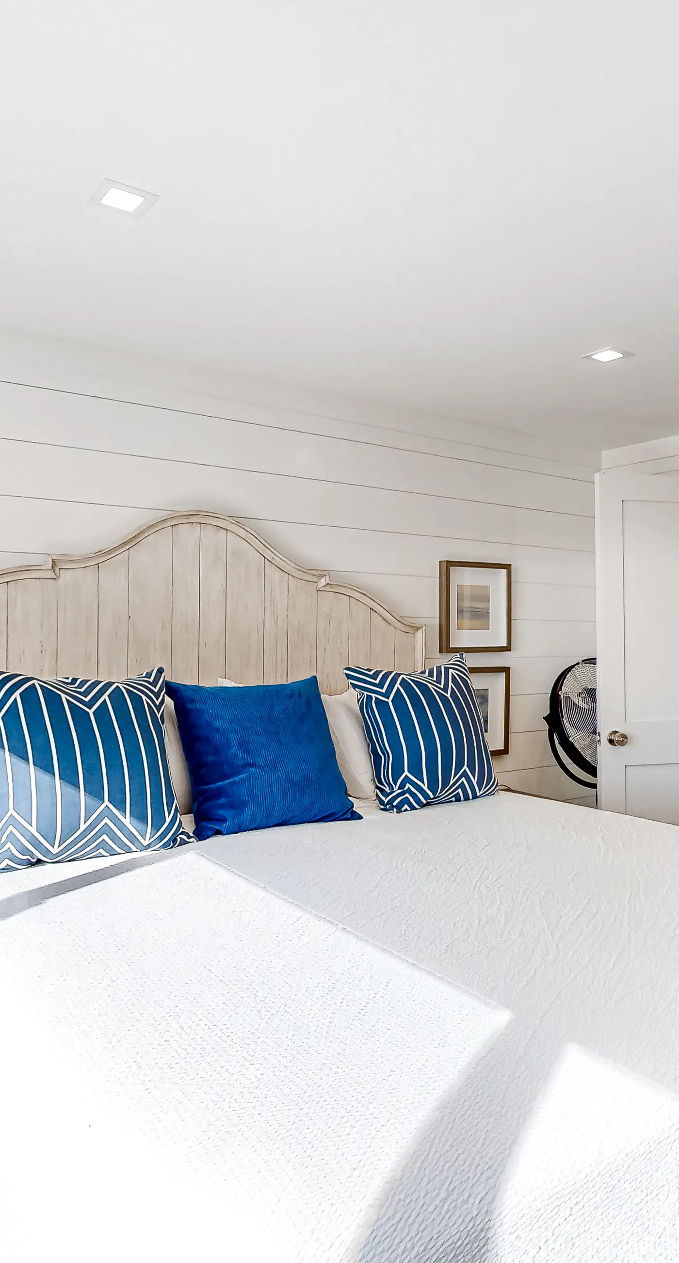 Adorable condo overlooking the sand with beach access & pools