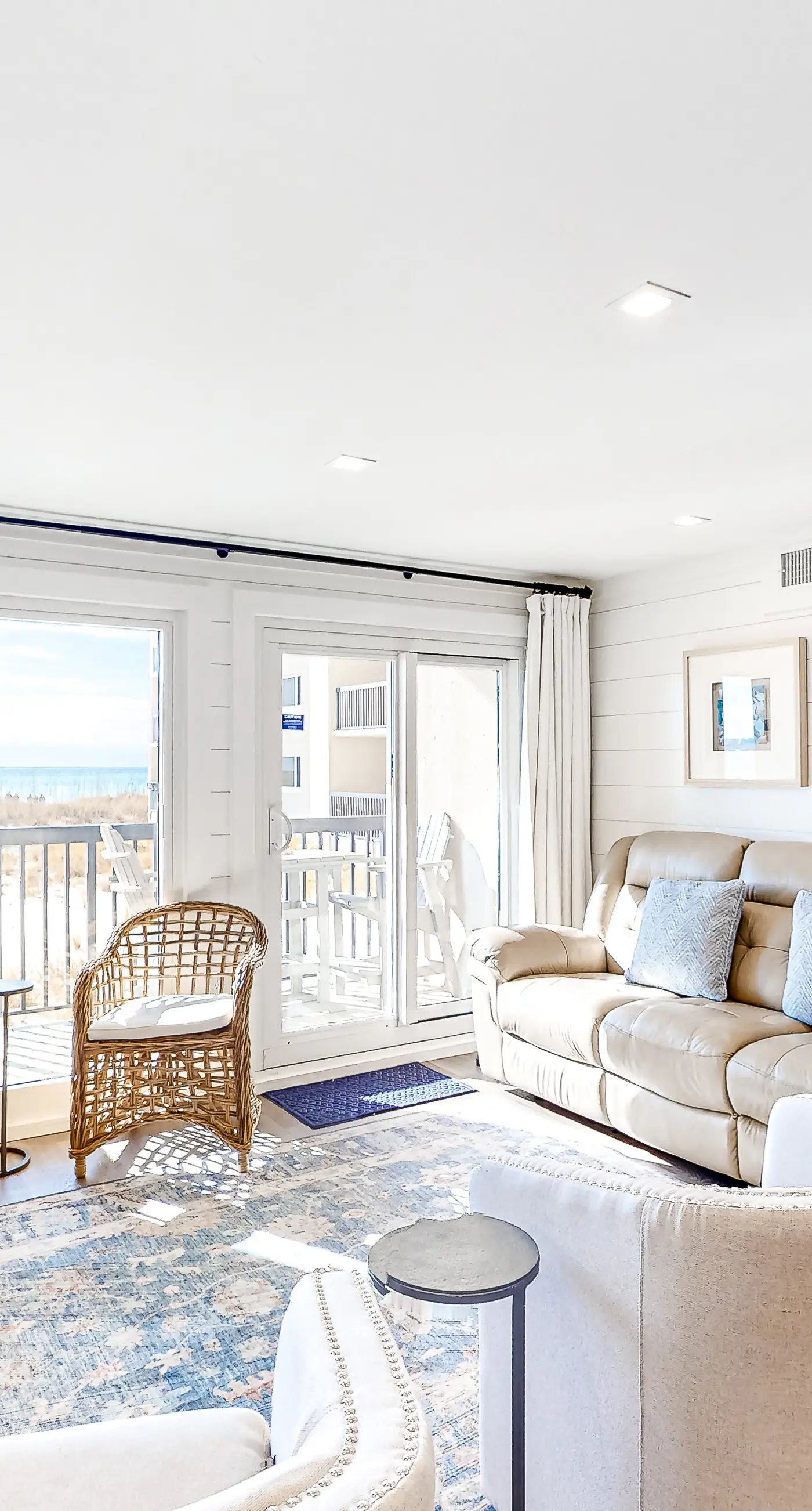 Adorable condo overlooking the sand with beach access & pools